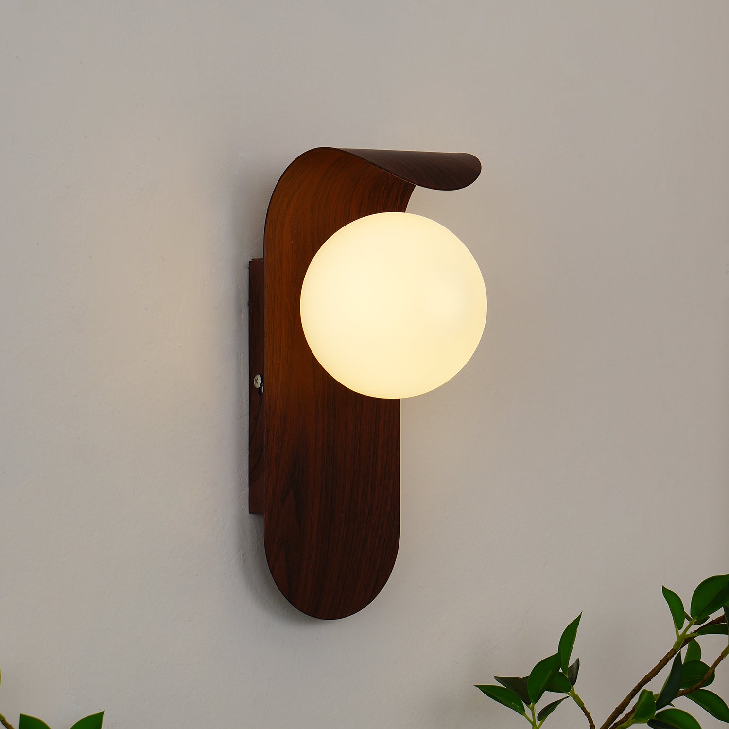 Muto Lámpara de Pared Interior de Madera / Nogal