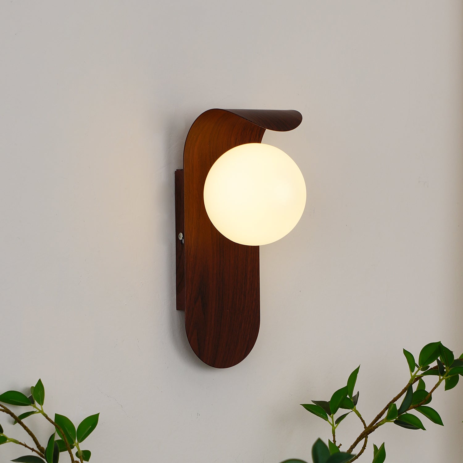 Muto Lámpara de Pared Interior de Madera / Nogal
