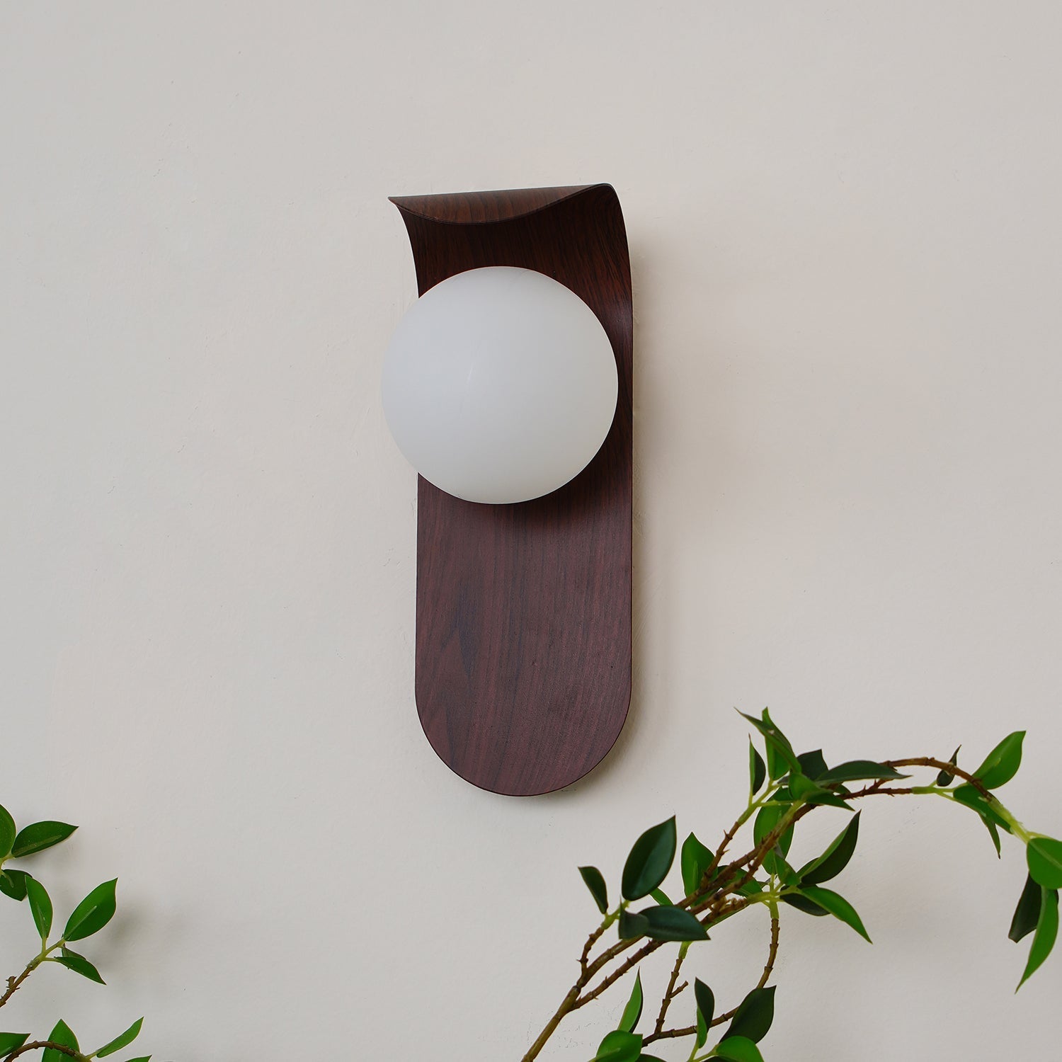 Muto Lámpara de Pared Interior de Madera / Nogal