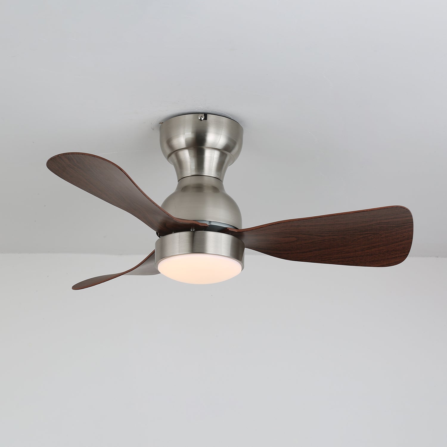 Vista detallada de la luz LED integrada en el ventilador Aurdorus