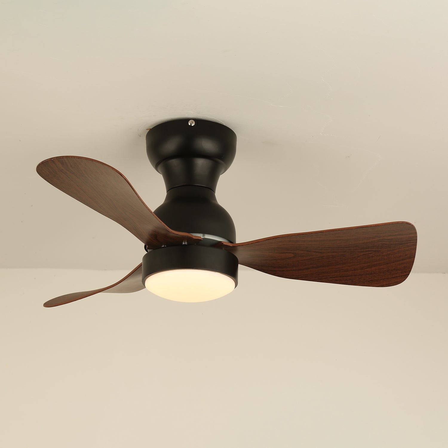 Ángulo diferente del Ventilador de Techo Moderno Aurdorus con Luz de Madera