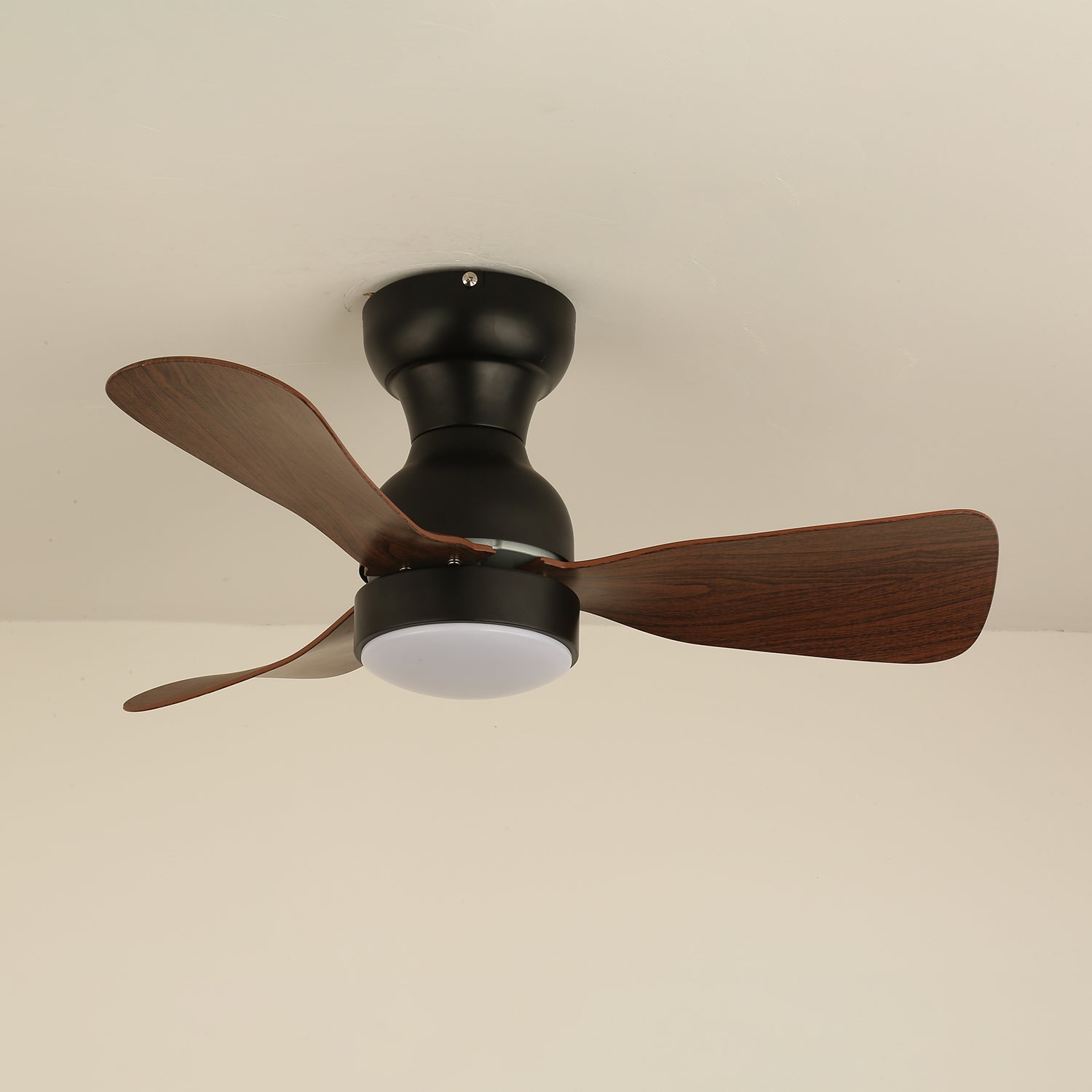 Ventilador Aurdorus con luz mostrando su diseño elegante y minimalista