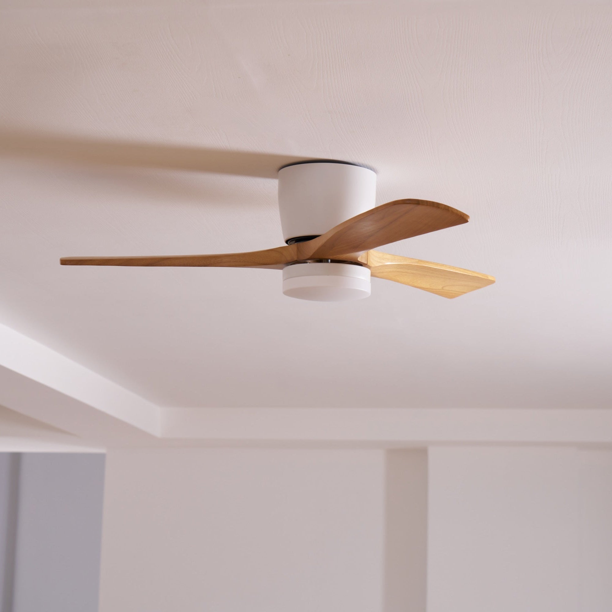 Ventilador de Techo con Luz Ezra Nórdico mostrando su motor DC silencioso