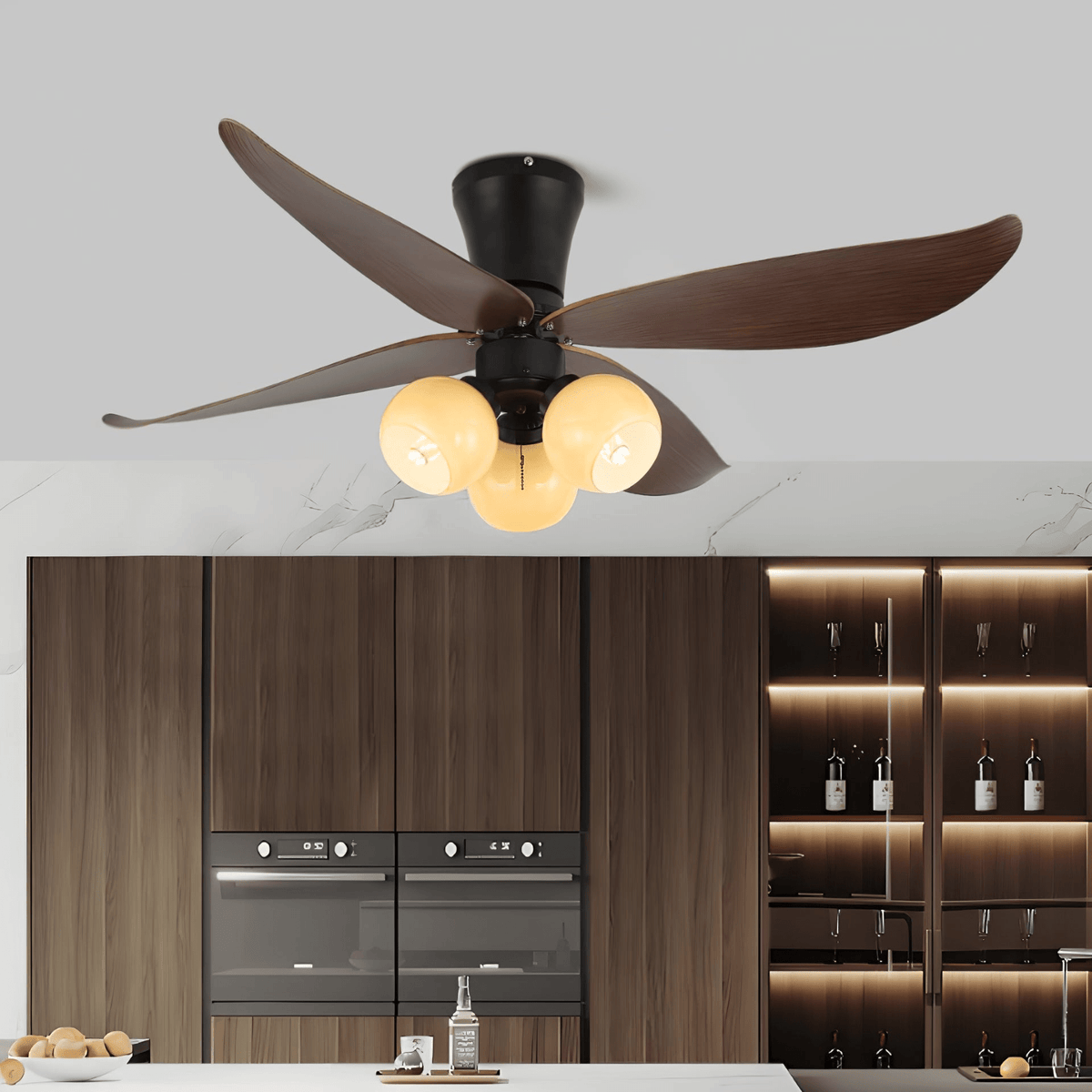 Primer plano de las aspas de madera del Ventilador de Techo con Luz Lunair Vintage