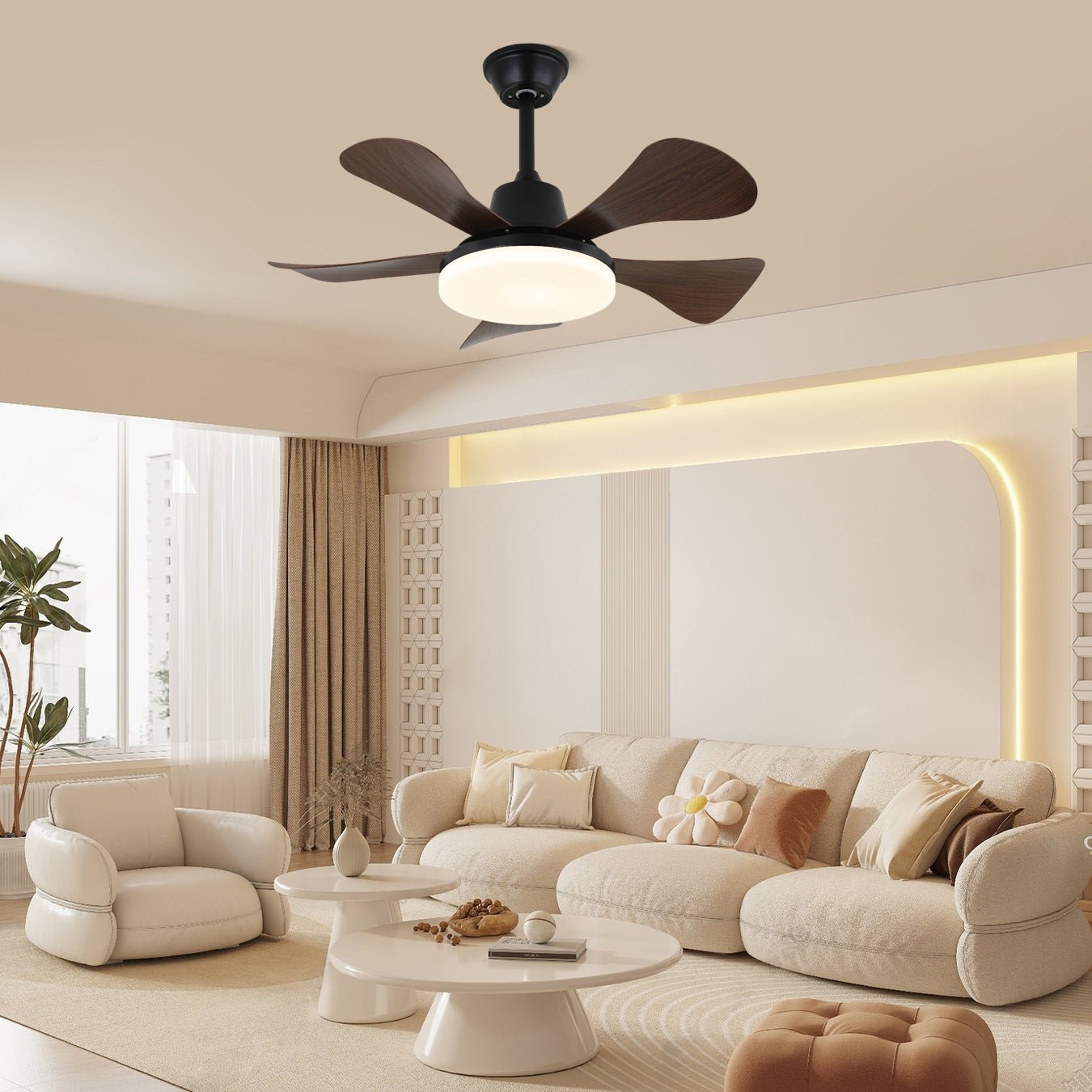 Vista de cerca de la pantalla acrílica y la estructura metálica del ventilador de techo con luz Aveline