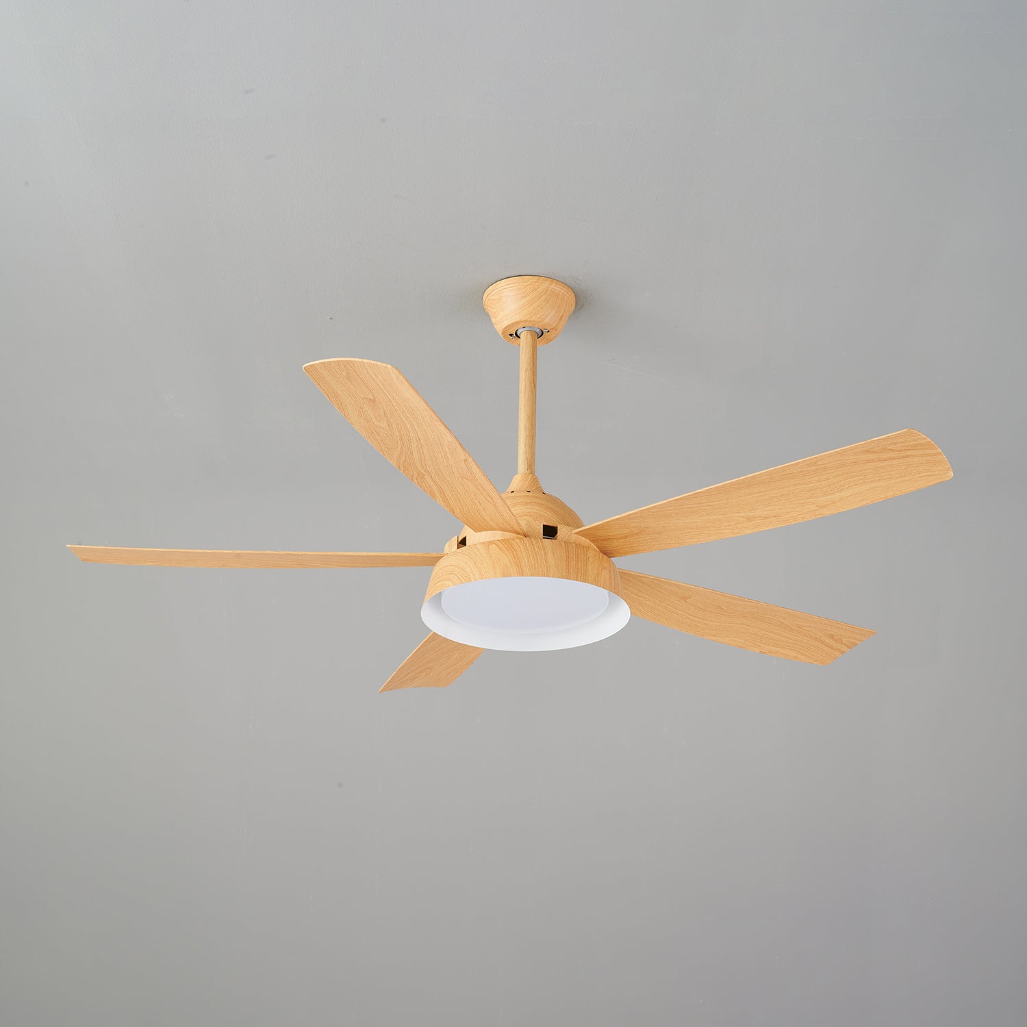 Ventilador de Techo Orvino con Luz de Madera, primer plano del LED