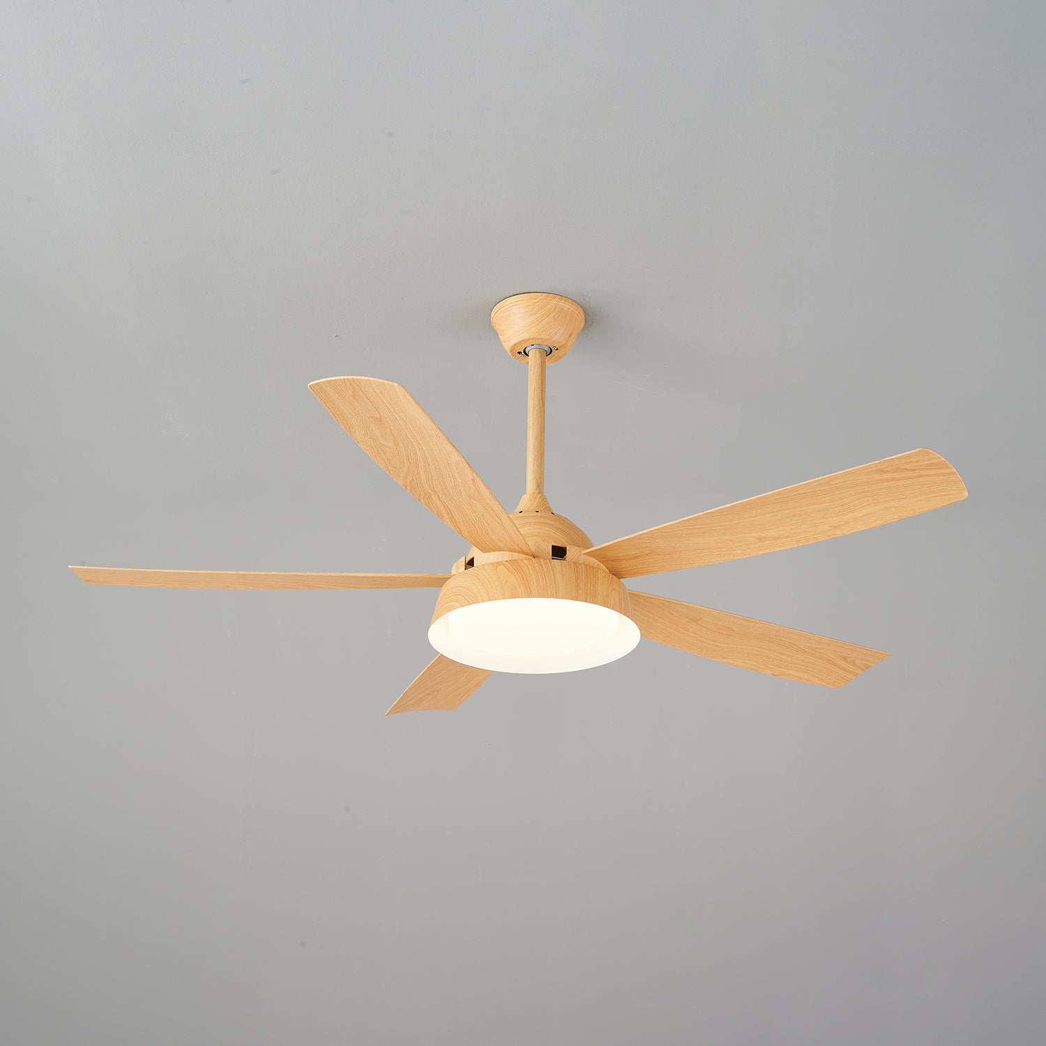 Ventilador de Techo Orvino con Luz de Madera, detalle del mando a distancia