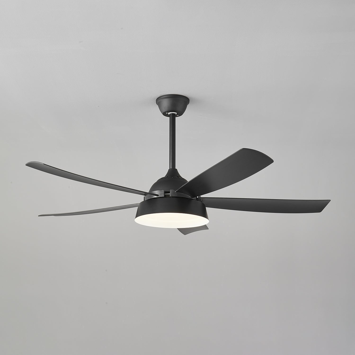 Ventilador de Techo Orvino con Luz de Madera en un ambiente más oscuro con solo su luz encendida