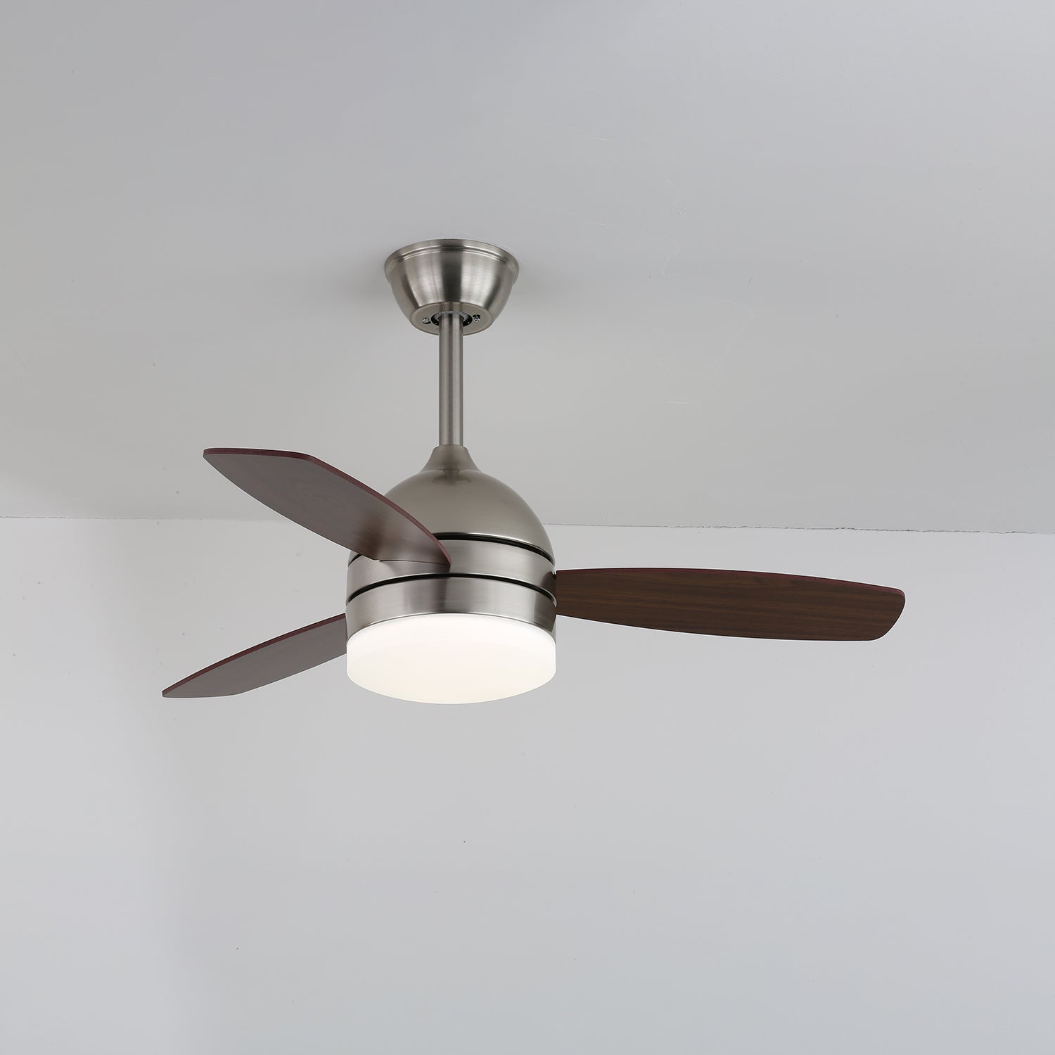 Ventilador de techo Caelan con luz mostrando su mando a distancia y montaje en techo