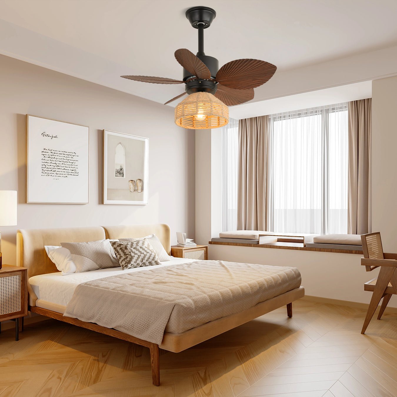 Primer plano del ventilador de techo Rivora con luz, mostrando la pantalla de ratán y cuerda de cáñamo