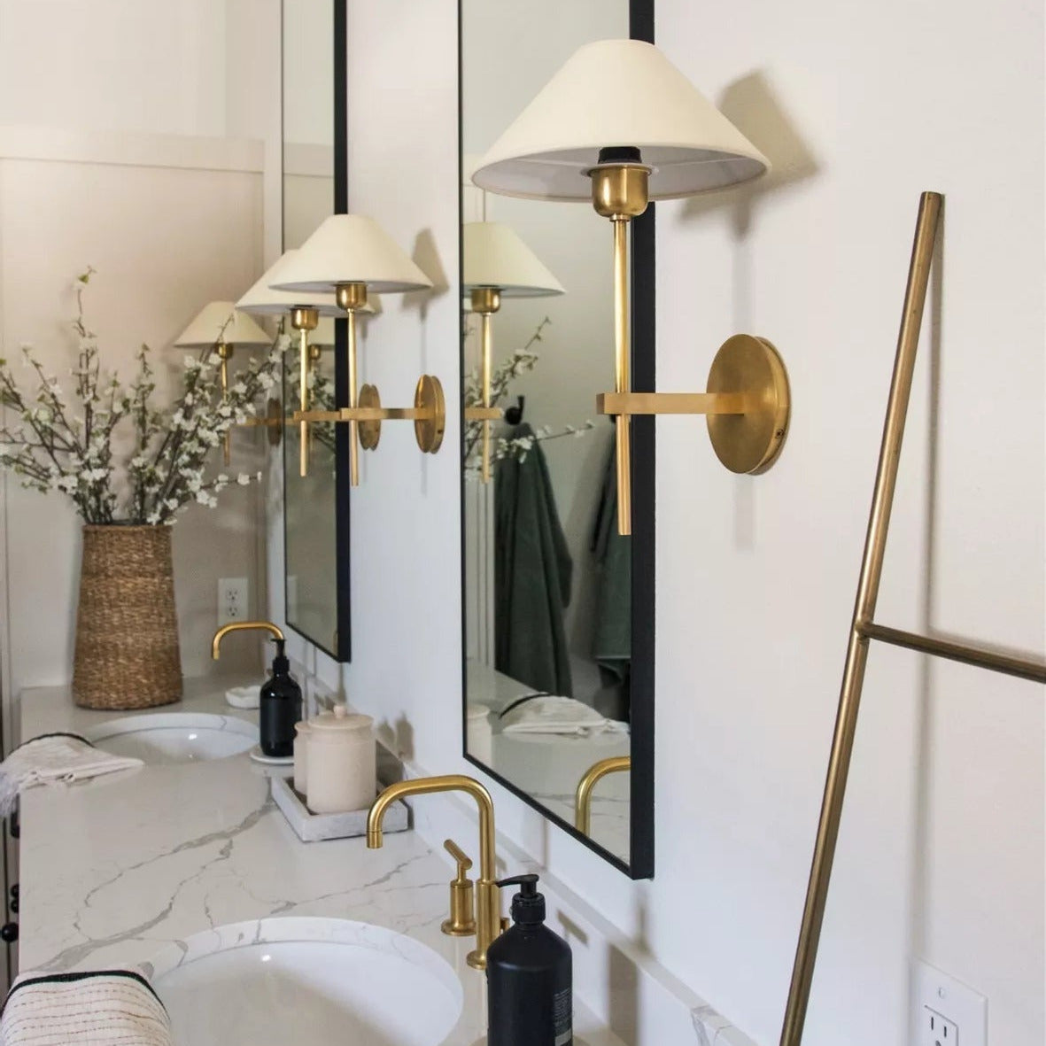 Silva Lámpara de Pared con Pantalla Cónica Blanca de Tela