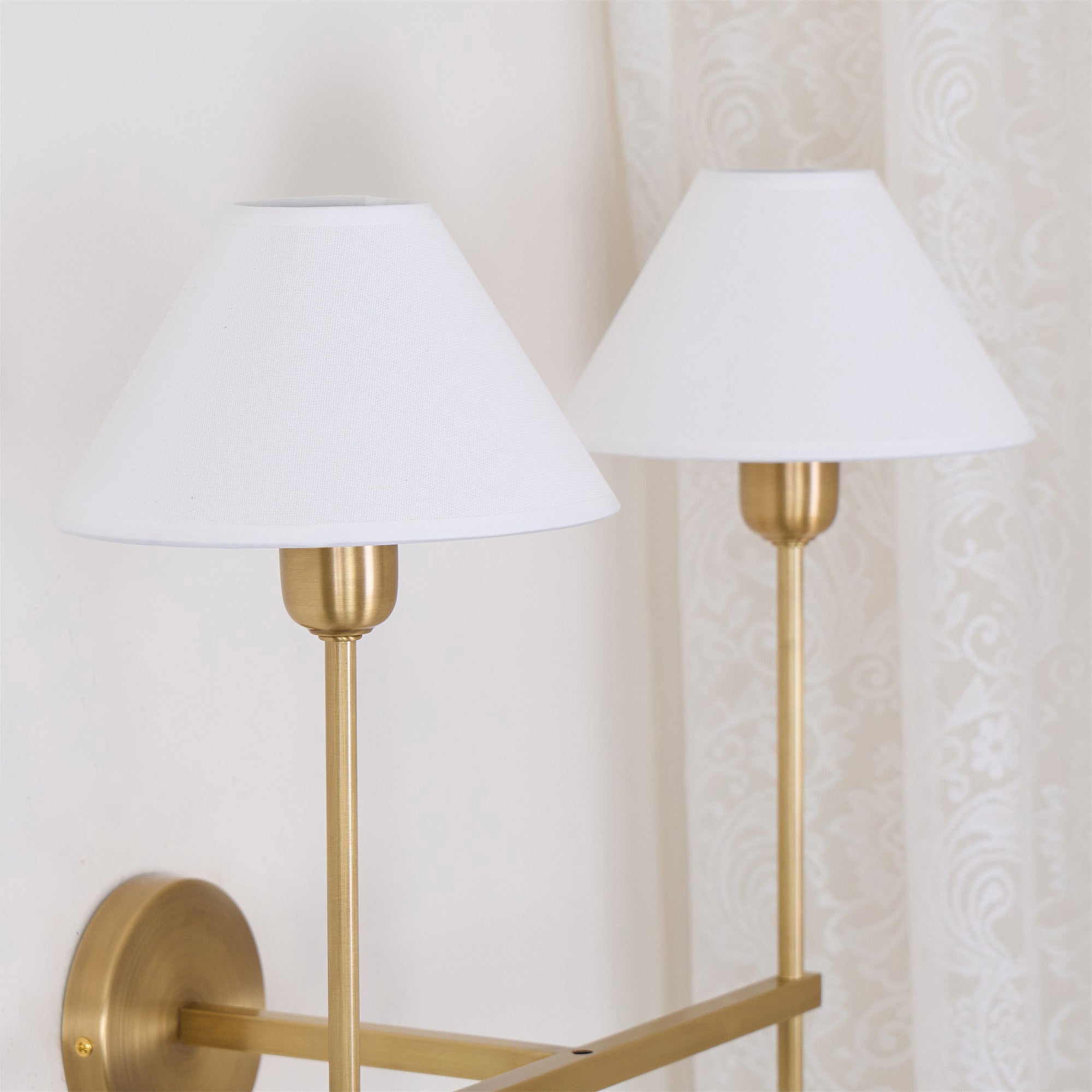 Silva Lámpara de Pared con Pantalla Cónica Blanca de Tela