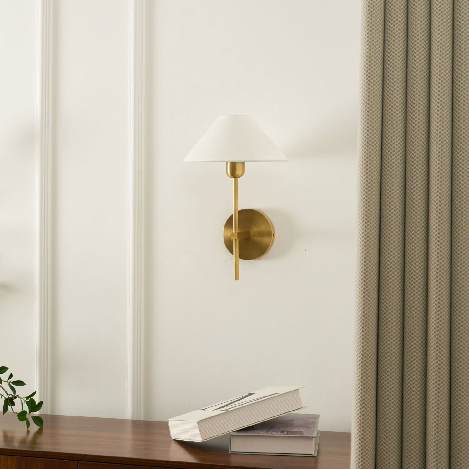 Silva Lámpara de Pared con Pantalla Cónica Blanca de Tela