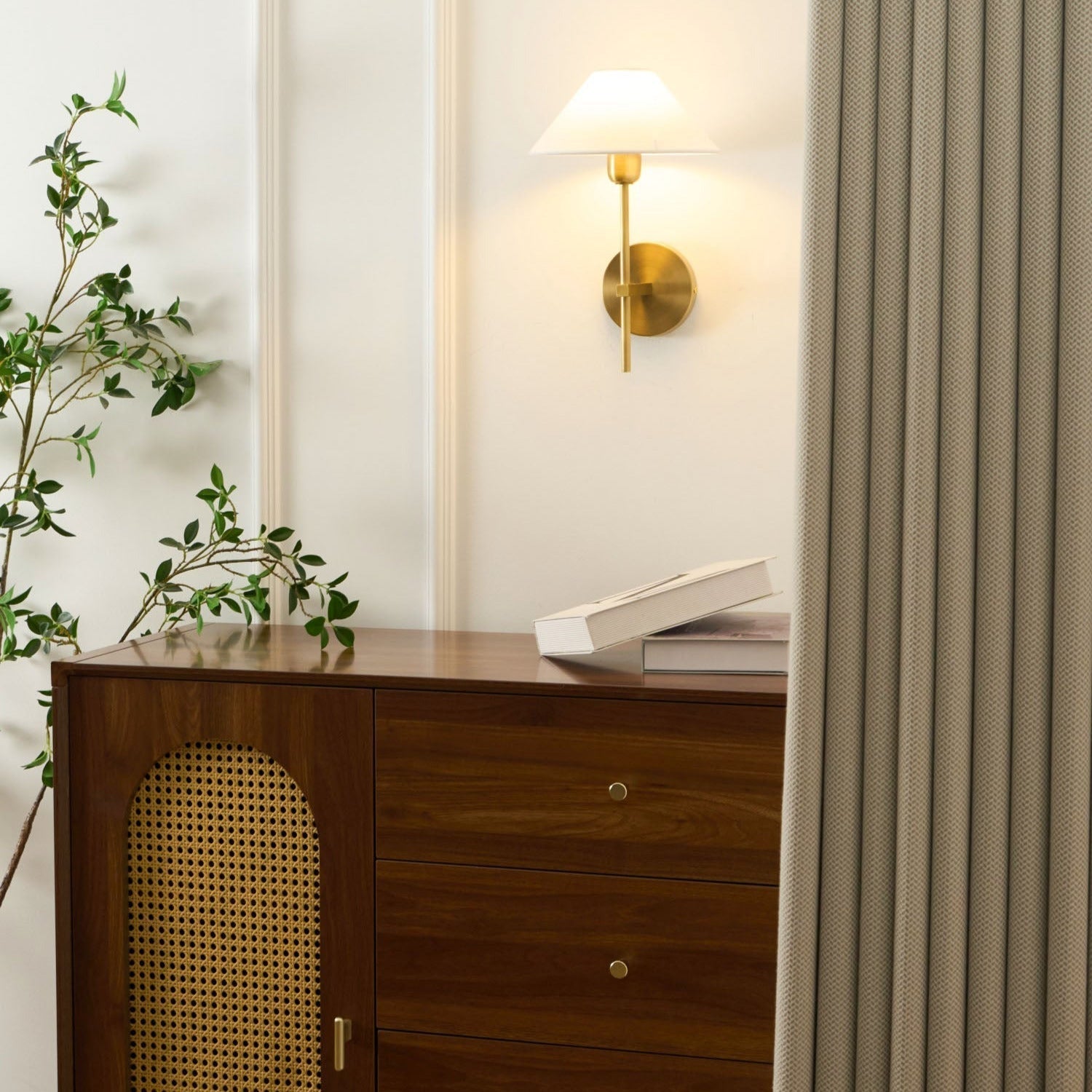 Silva Lámpara de Pared con Pantalla Cónica Blanca de Tela