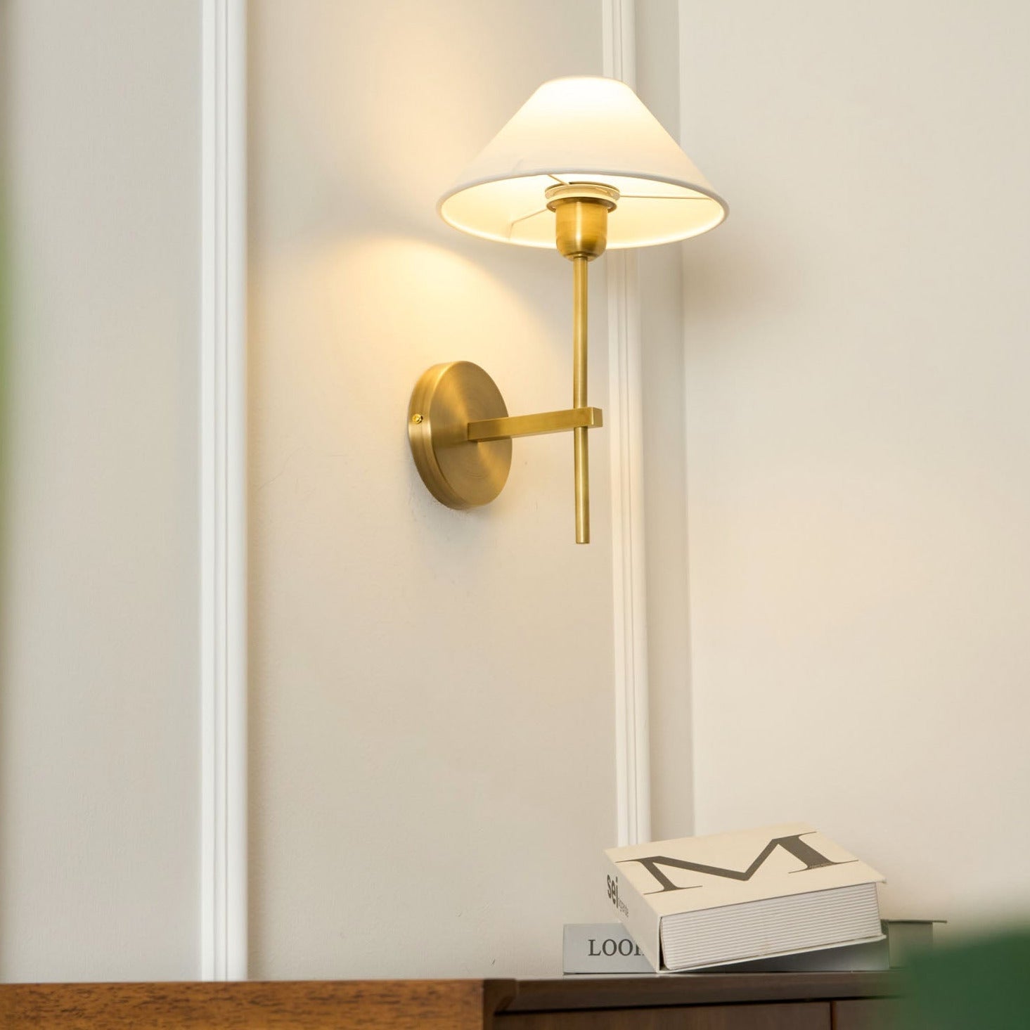 Silva Lámpara de Pared con Pantalla Cónica Blanca de Tela