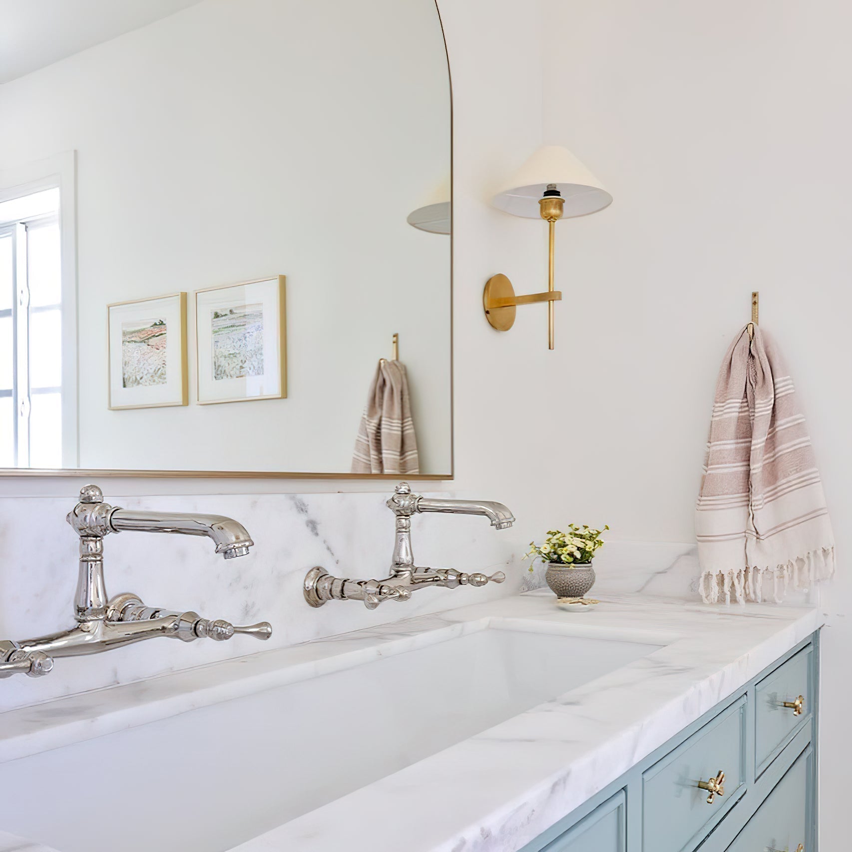 Silva Lámpara de Pared con Pantalla Cónica Blanca de Tela