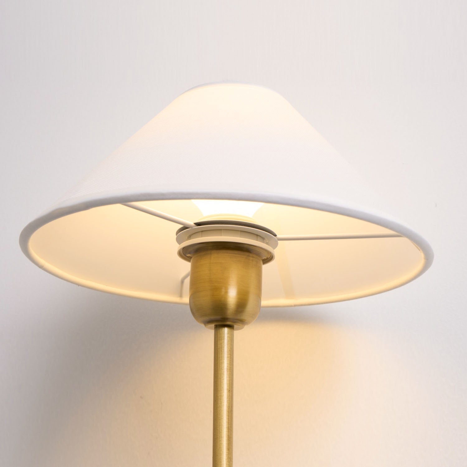 Silva Lámpara de Pared con Pantalla Cónica Blanca de Tela