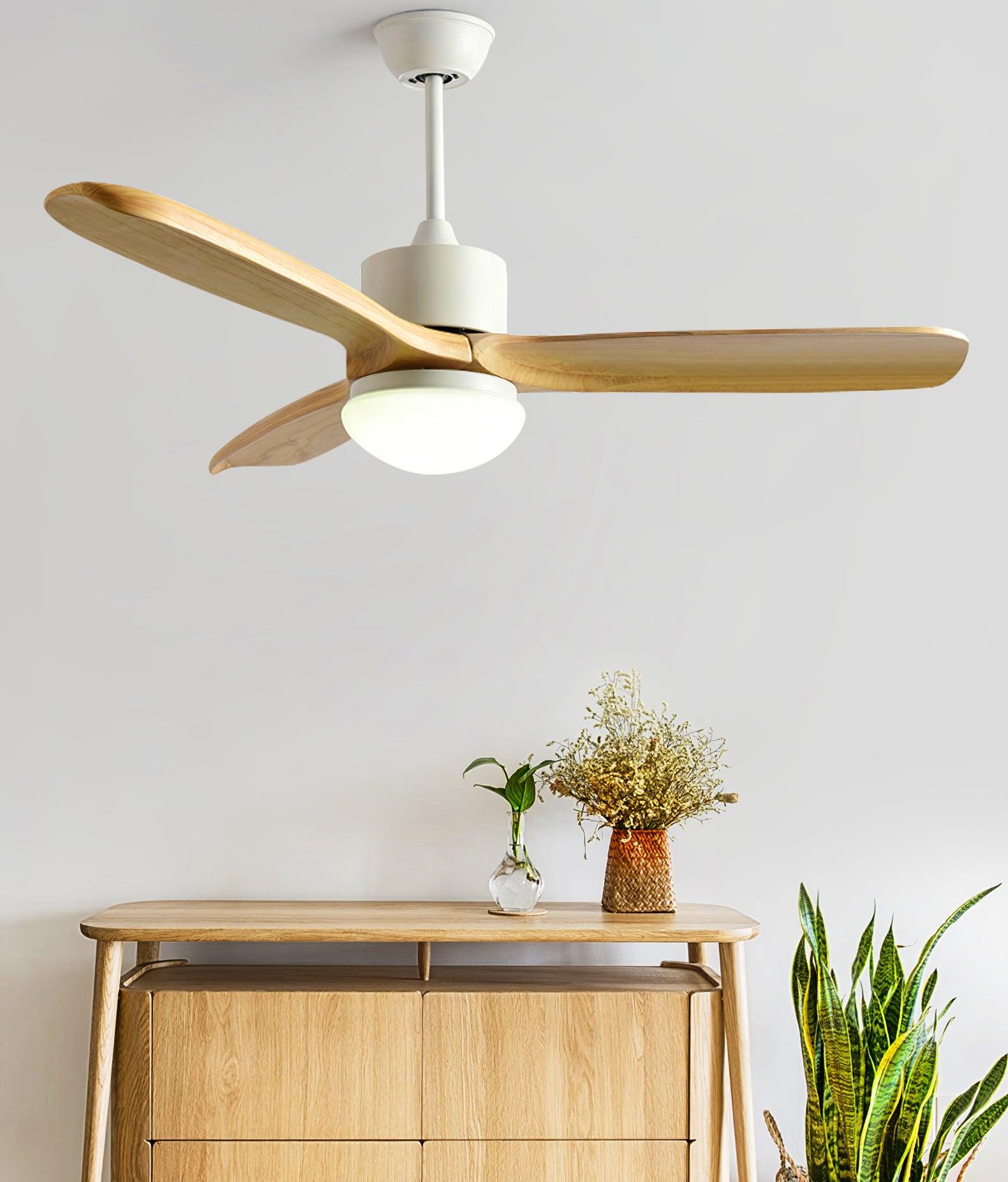 Primer plano de los componentes de metal y hierro del ventilador con luz.
