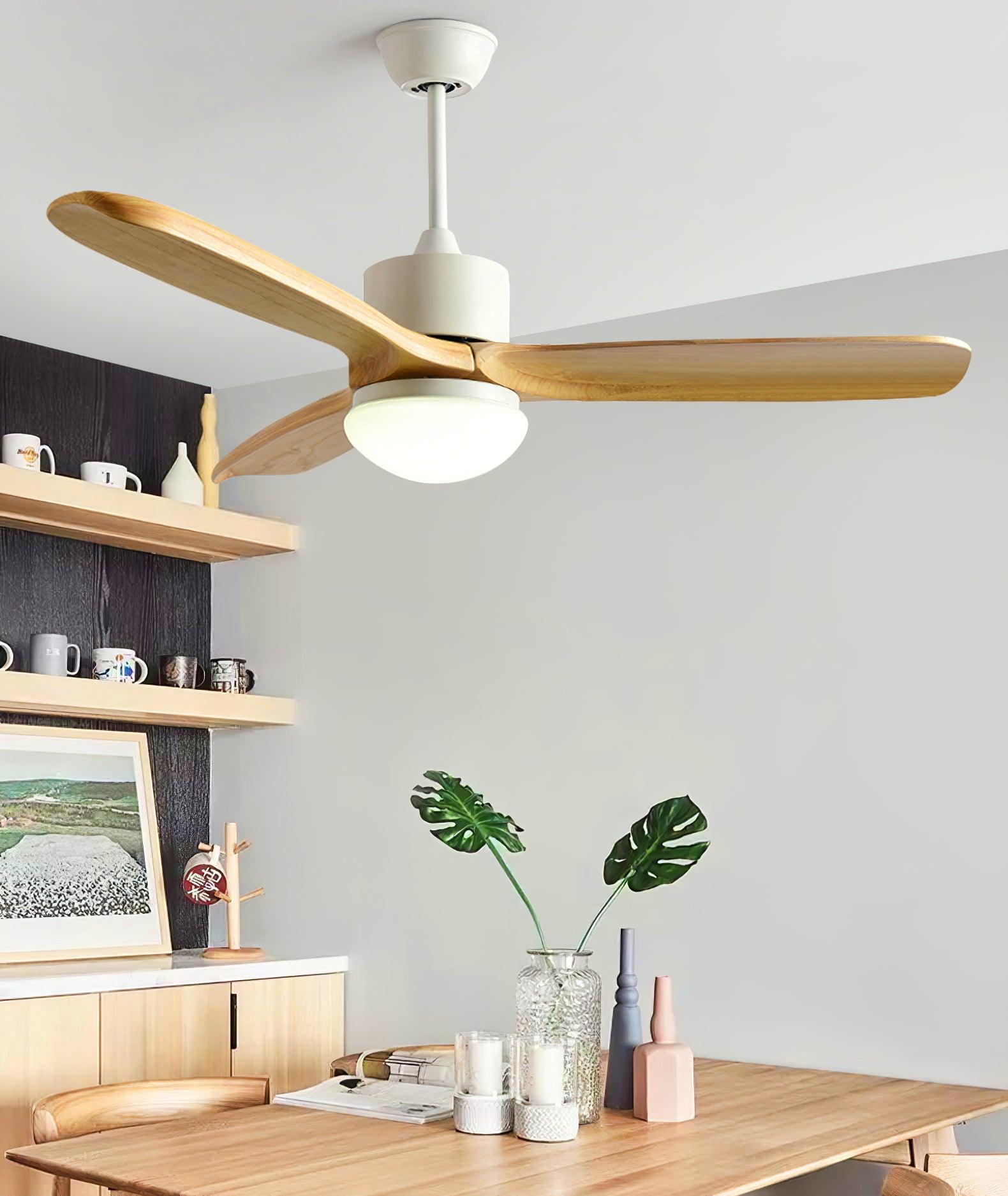 Ventilador con luz Brivel instalado en una cocina, destacando su característica de apto para ambientes húmedos.