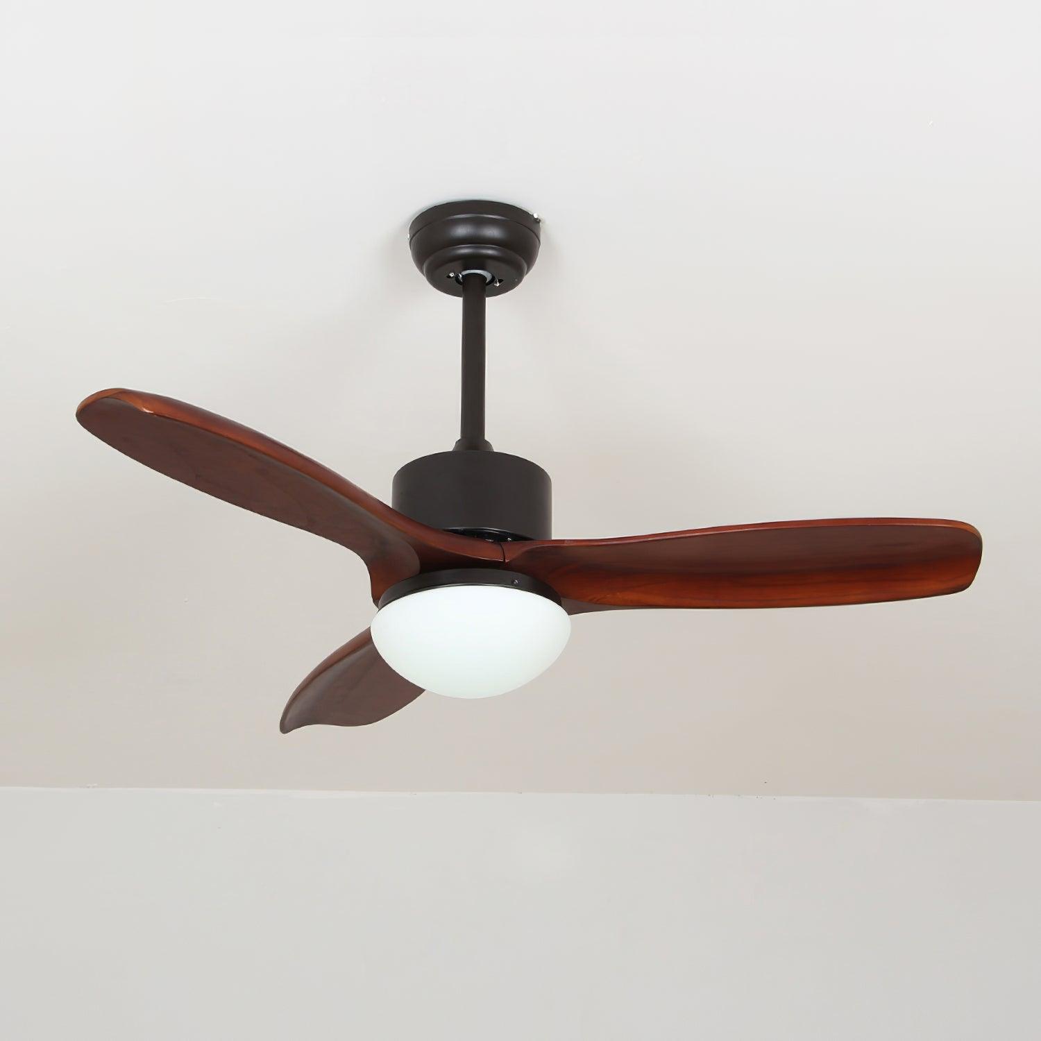 Ventilador con luz Brivel mostrando su capacidad de atenuación de tres colores.