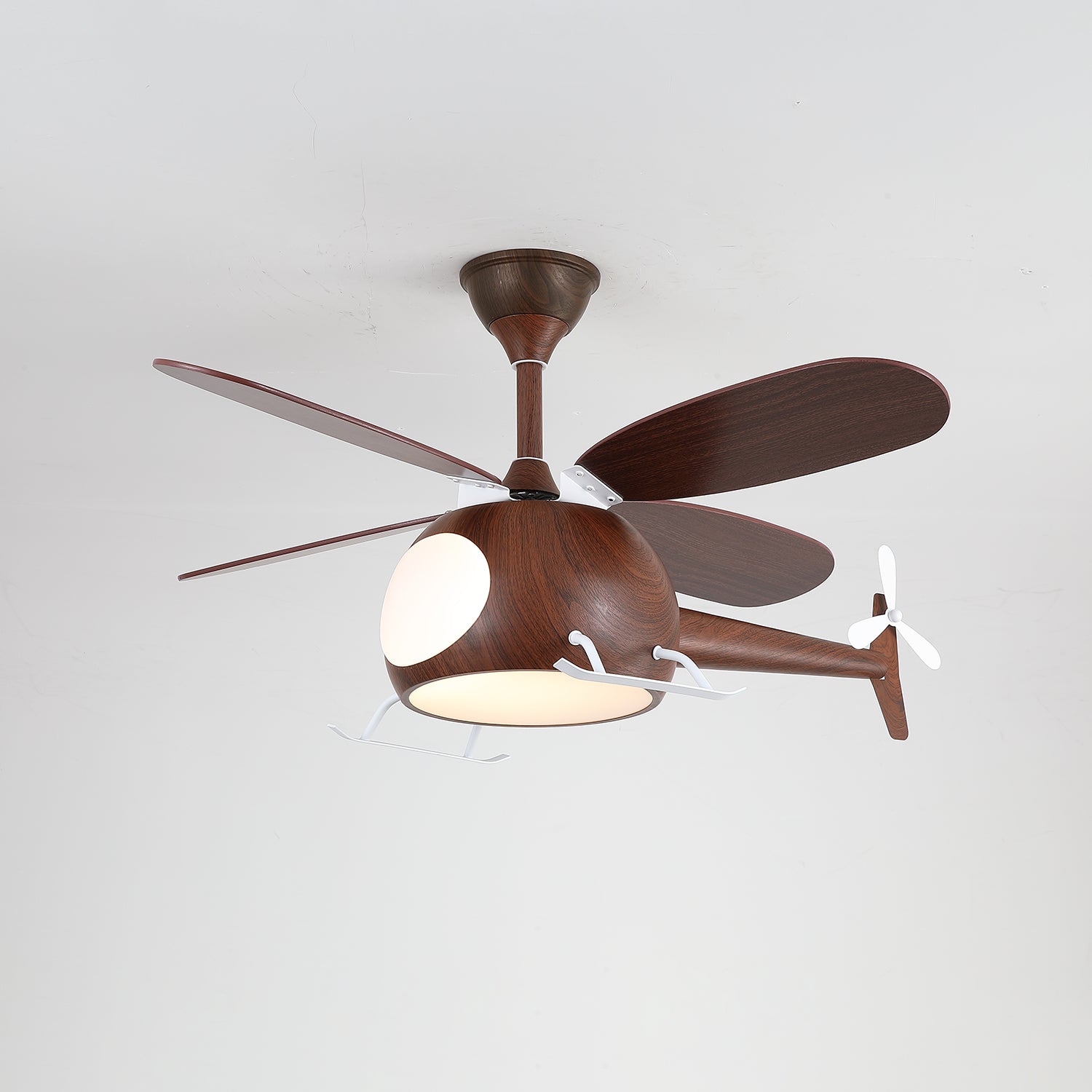 Ventilador con luz Aviara en opción de acabado Color Nogal