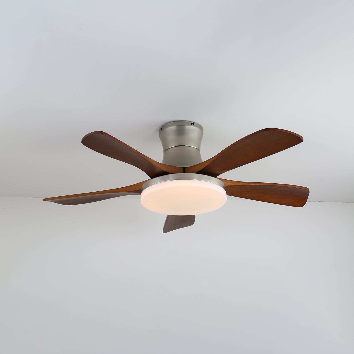 Imagen de estilo de vida del Ventilador de Techo Brevo con Luz como elemento central en un interior contemporáneo.