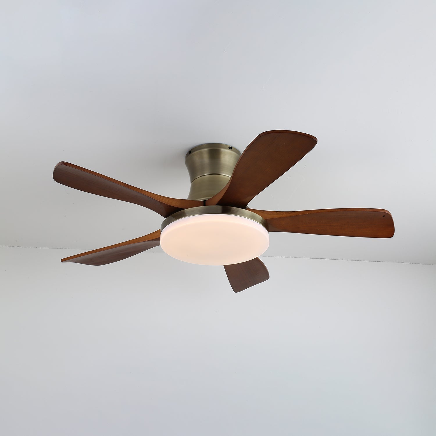 Ventilador de Techo Brevo con Luz en funcionamiento, ilustrando su flujo de aire silencioso y de bajo consumo.
