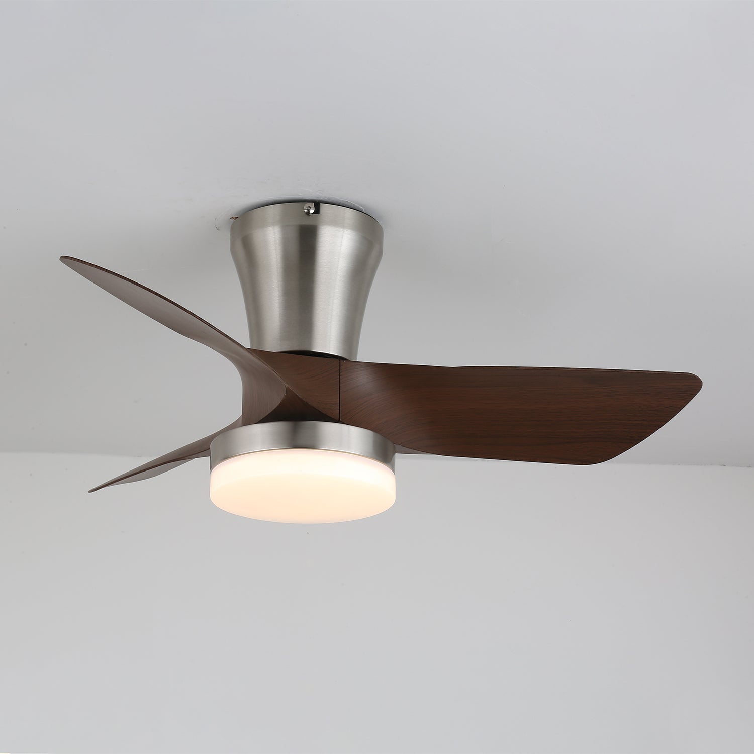 Ventilador de Techo Moderno de Madera Trivon, mostrando el LED integrado