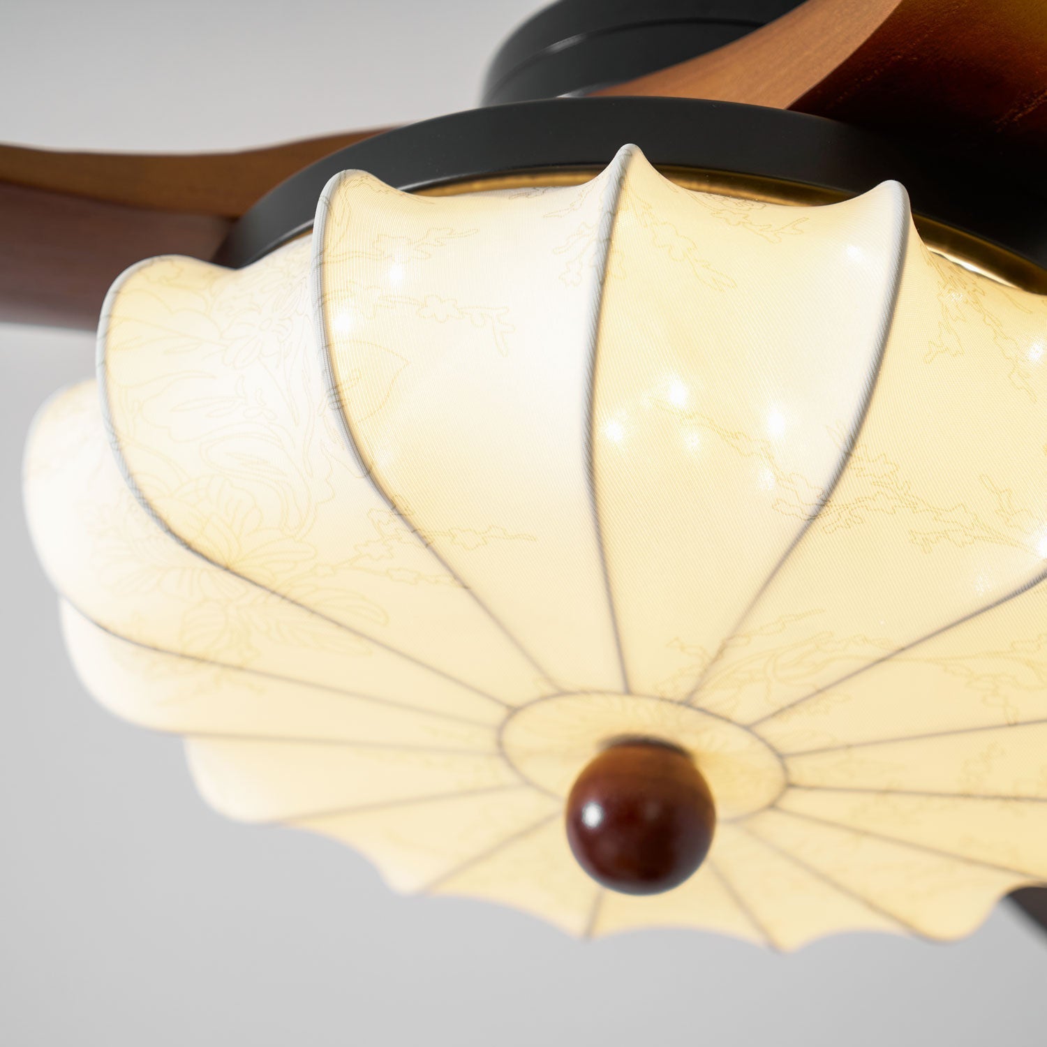 Ventilador de Techo con Luz Jasper Bloom, mostrando su diseño elegante