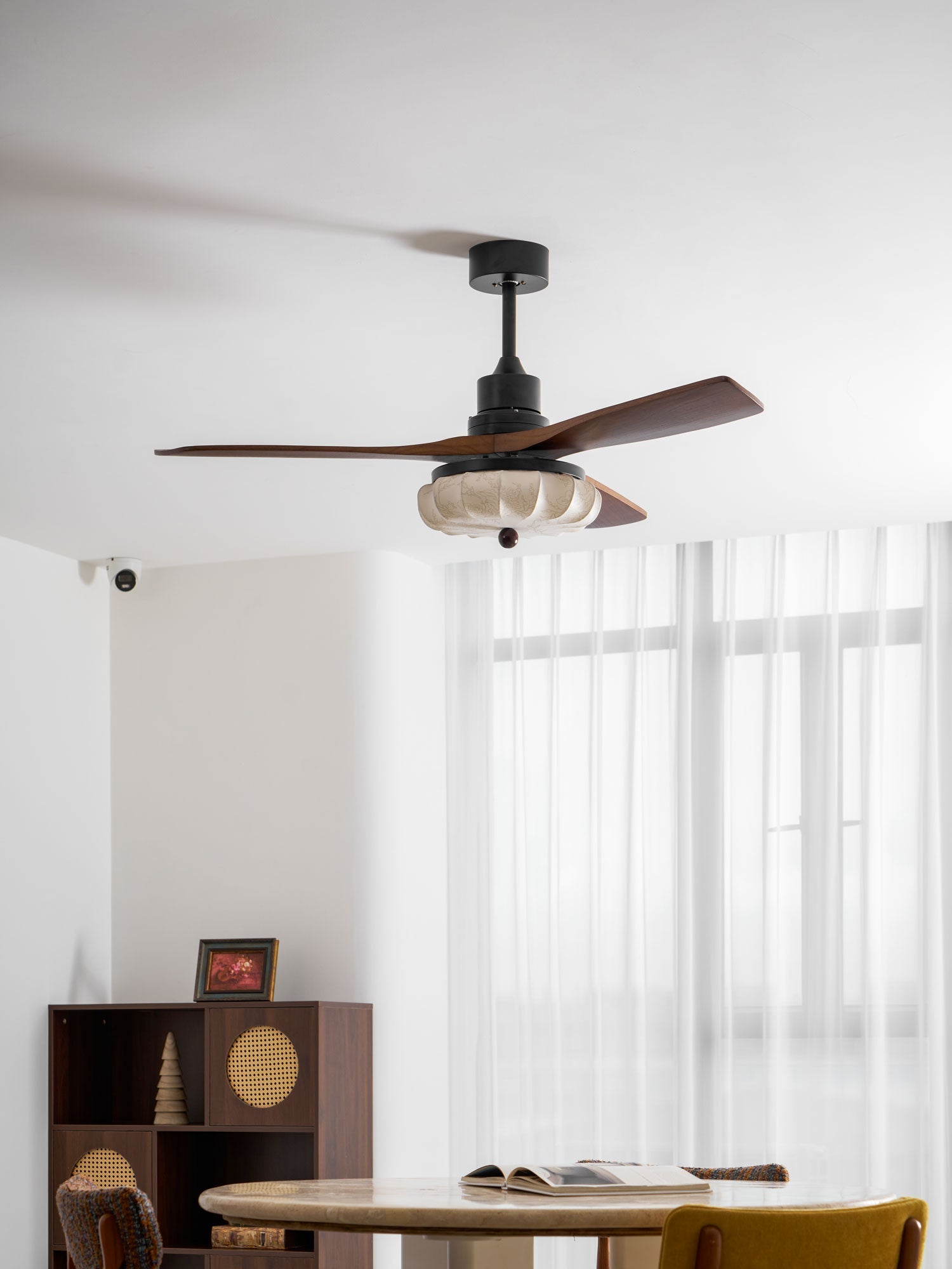 Ventilador de Techo con Luz Jasper Bloom, mostrando su estilo contemporáneo