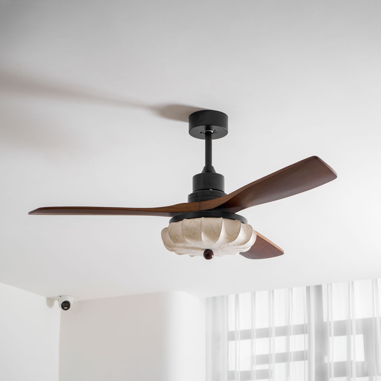 Ventilador de Techo con Luz Jasper Bloom, ilustrando la función reversible del ventilador