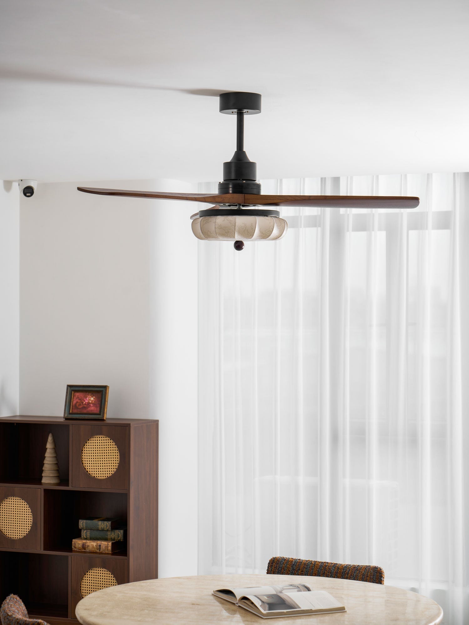Ventilador de Techo con Luz Jasper Bloom, con la luz encendida
