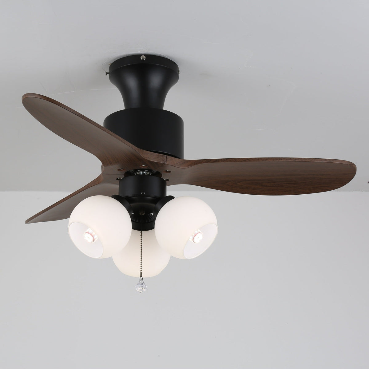 Vista superior del ventilador de techo con lámpara mostrando el diseño de las aspas