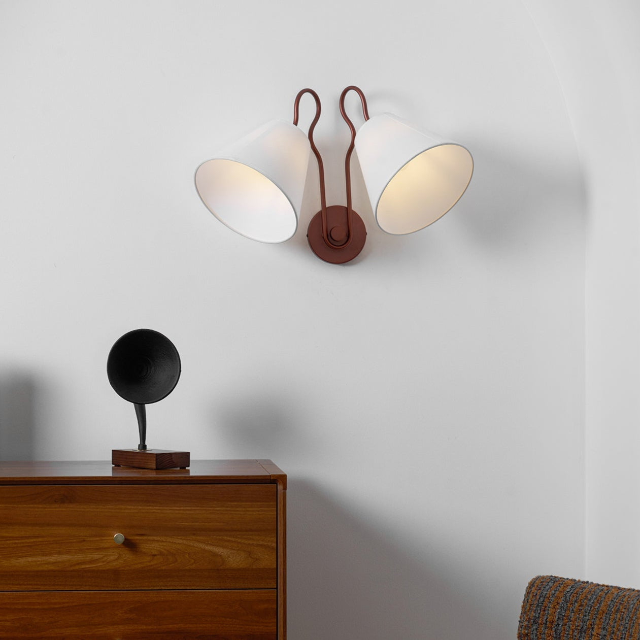 Silva Lámpara de Pared con Dos Pantallas Cónicas Blancas de Tela