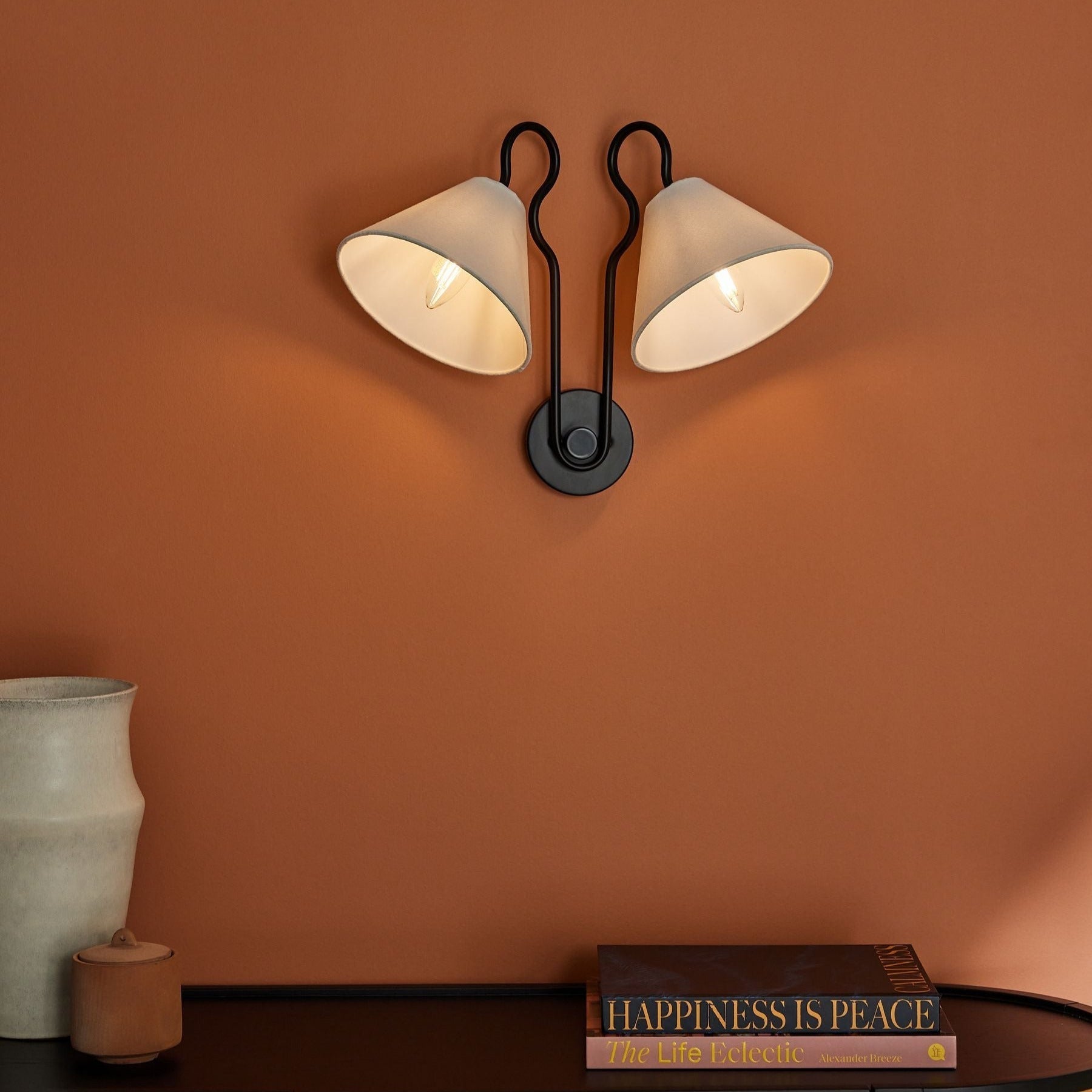 Silva Lámpara de Pared con Dos Pantallas Cónicas Blancas de Tela