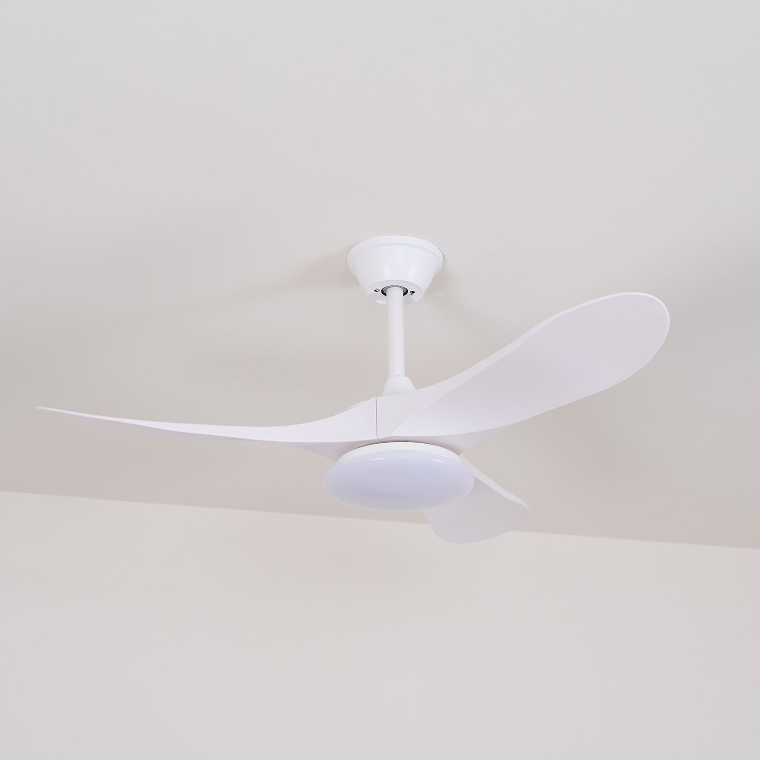 Ventilador de Techo Minimalista Oriken con luz, mostrando su diseño minimalista