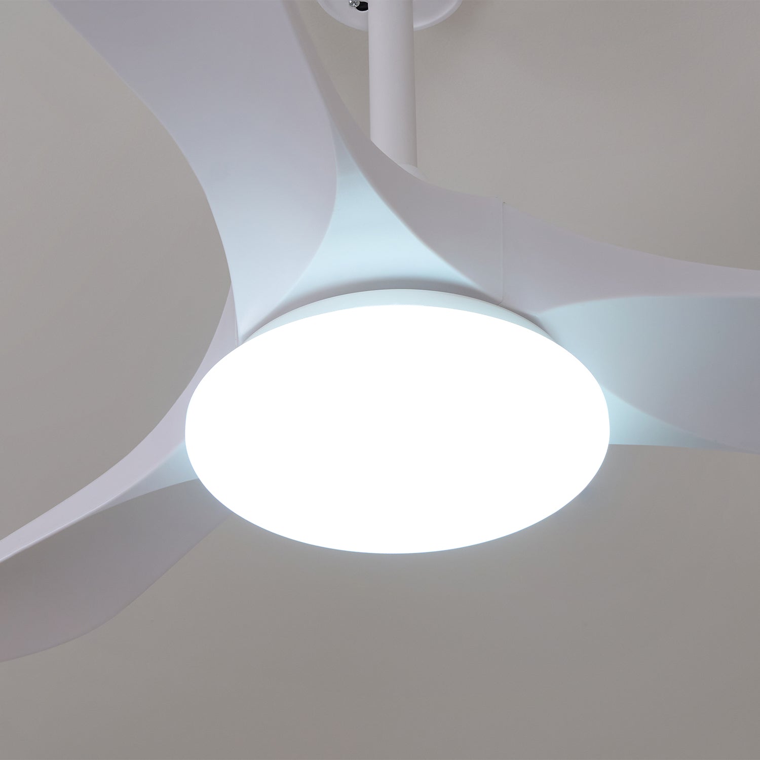 Ventilador de Techo Minimalista Oriken con luz, detalle del montaje