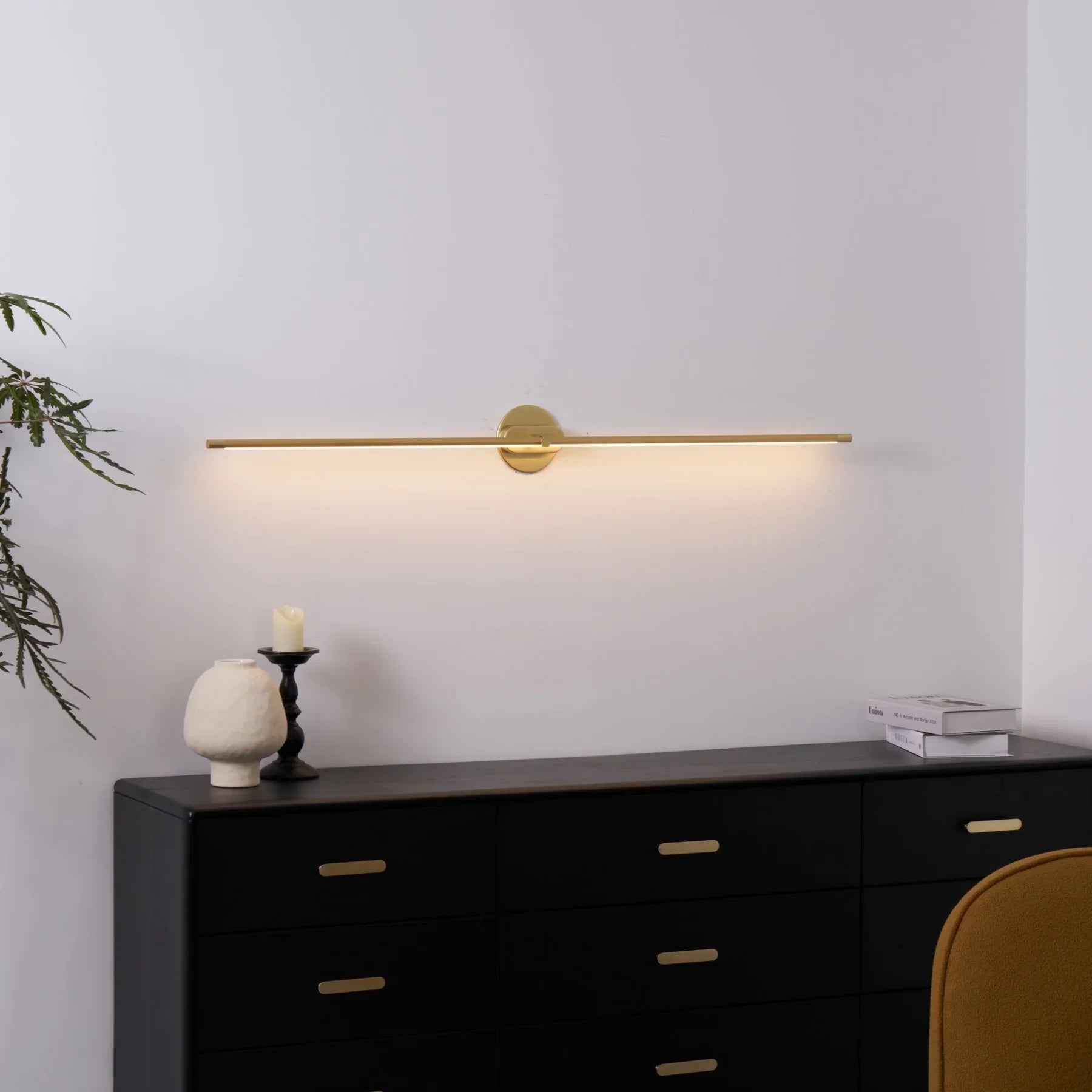 Arisha Lámpara de Pared Lineal Minimalista en Dorado y Negro