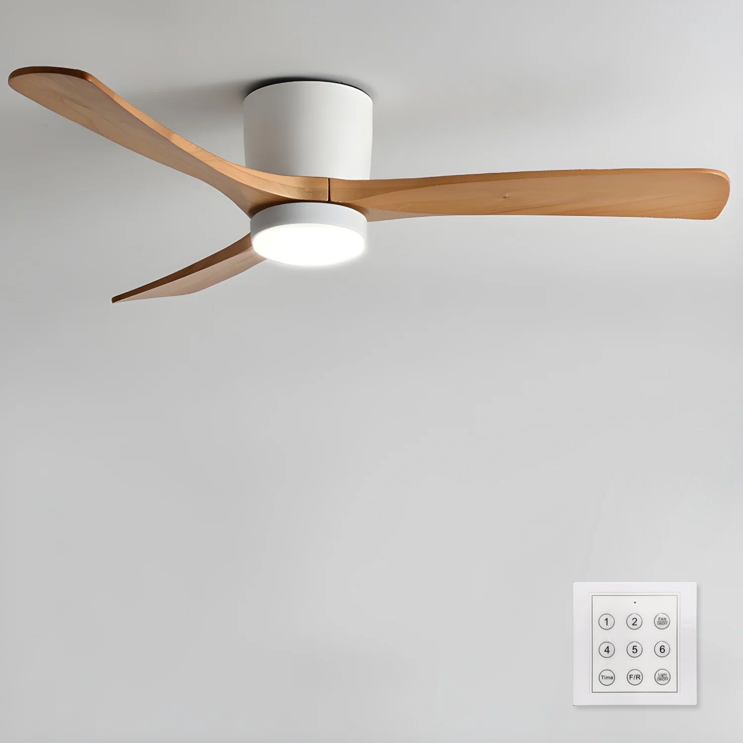 Ventilador de Techo Moderno de Madera Elena con Luz desde un ángulo bajo