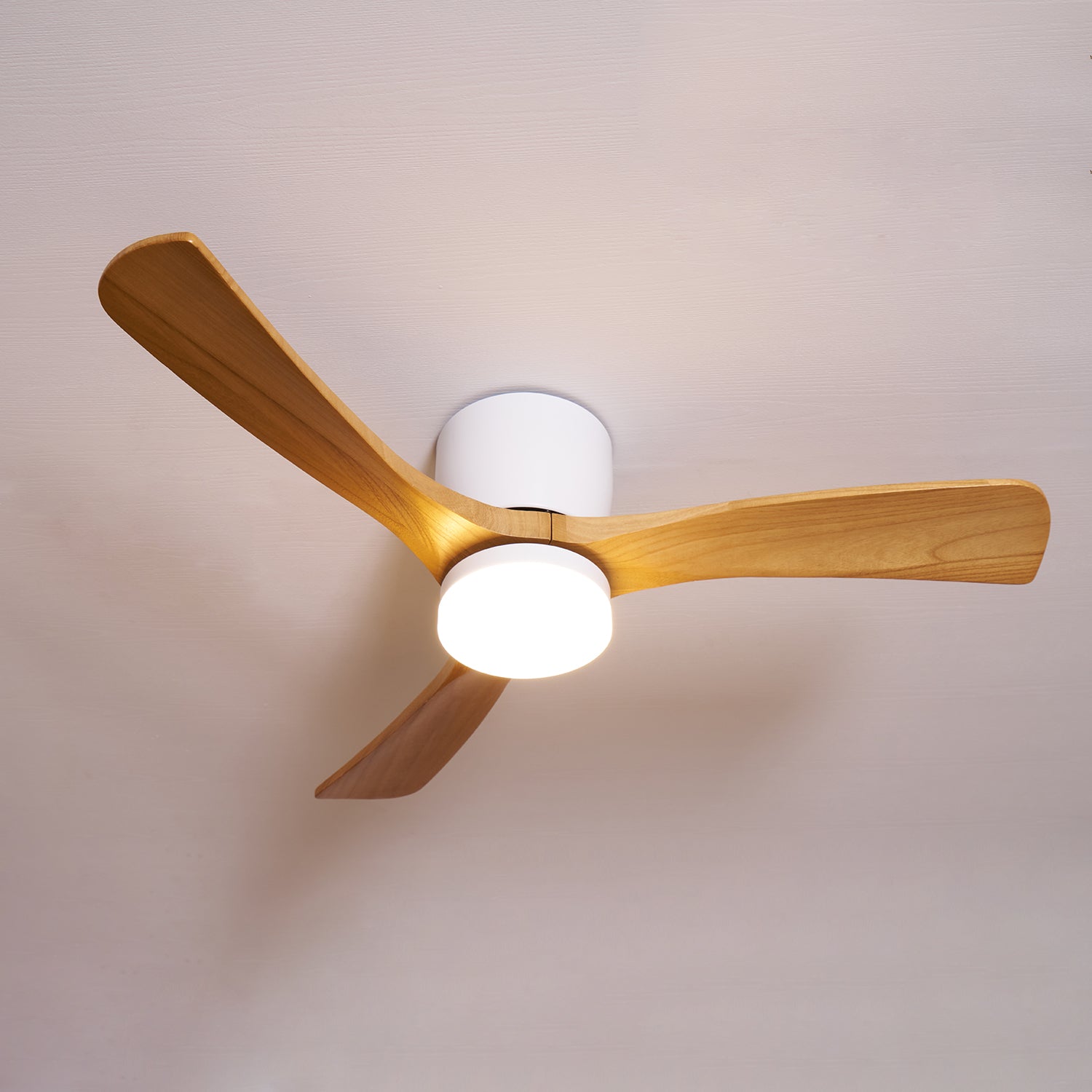 Ventilador de Techo Moderno de Madera Elena con Luz con su instalación cableada