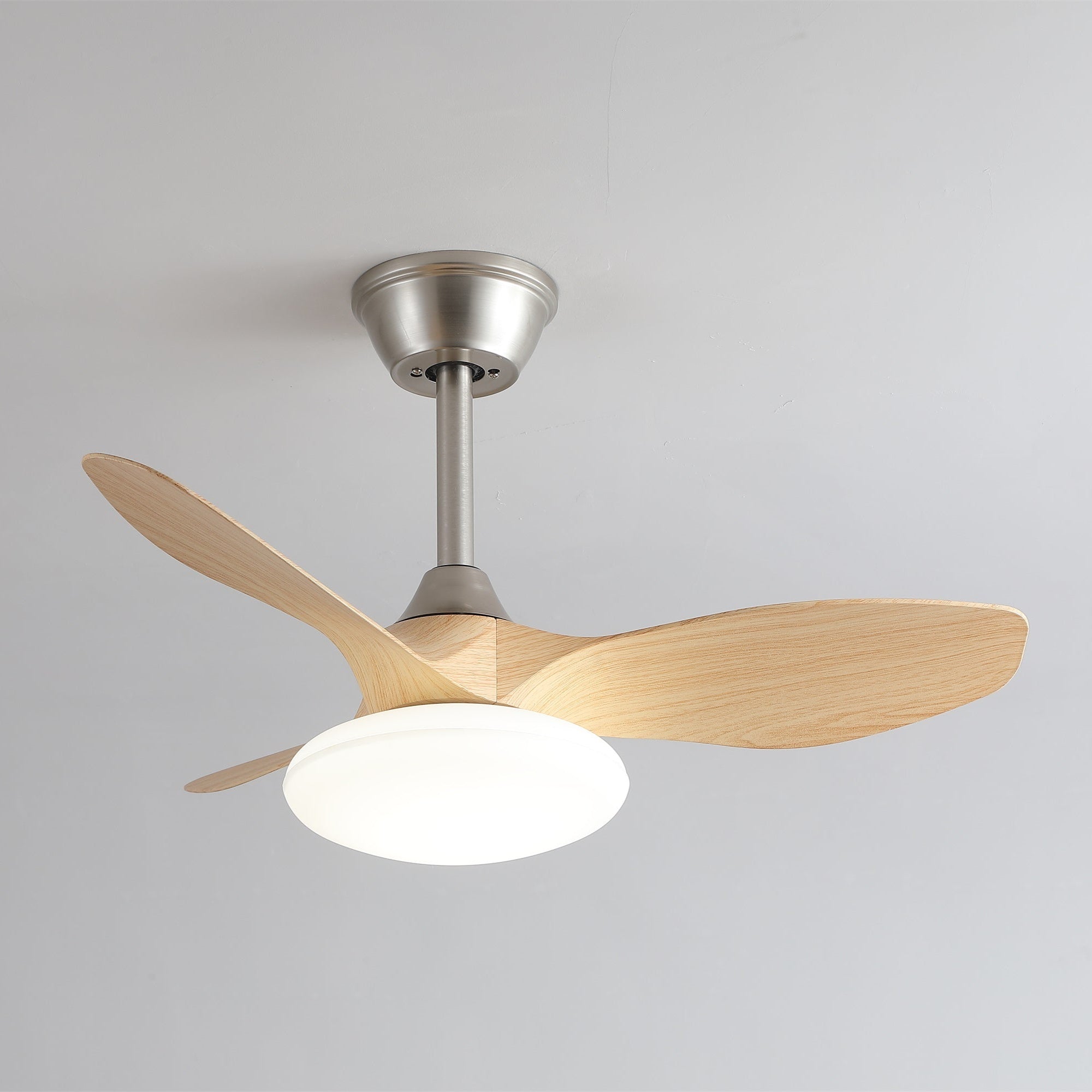 Ventilador de Techo con Luz Sylvara en acabado Color Nogal