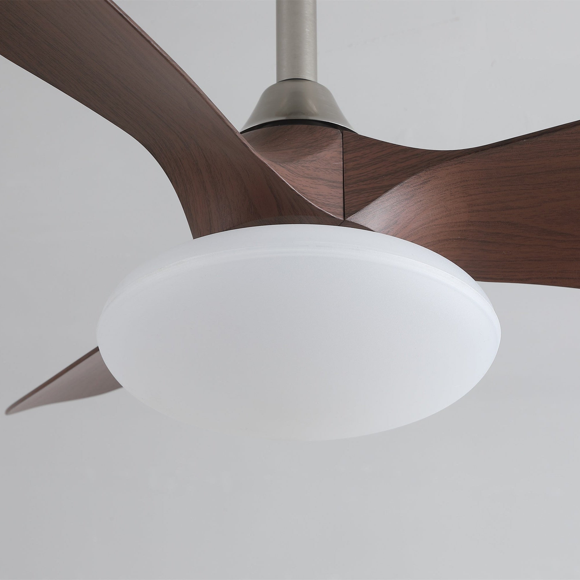 Ventilador de Techo con Luz Sylvara con el ventilador funcionando a 6 velocidades