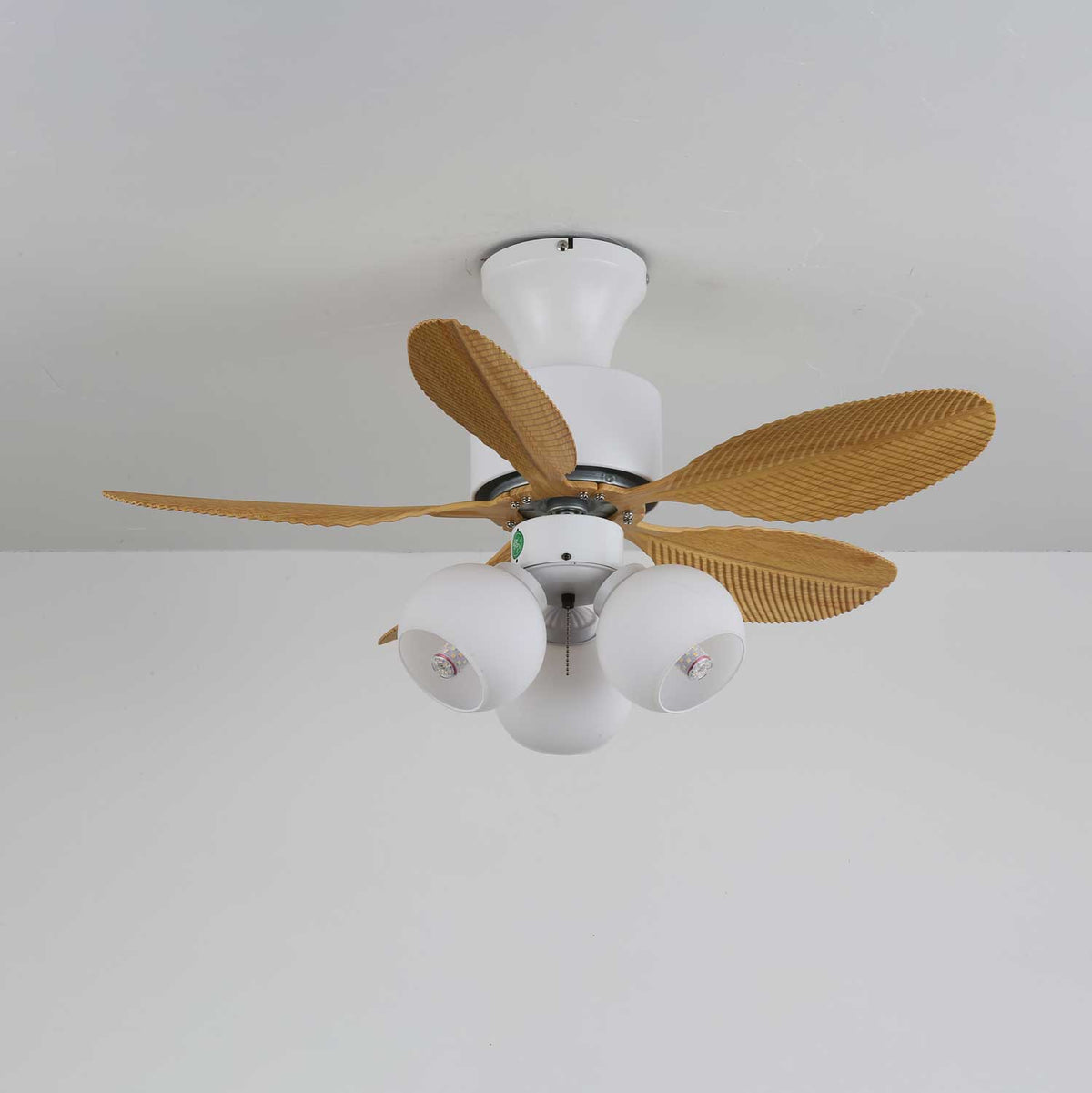 Primer plano de las aspas de ABS color madera de la lámpara ventilador Althea