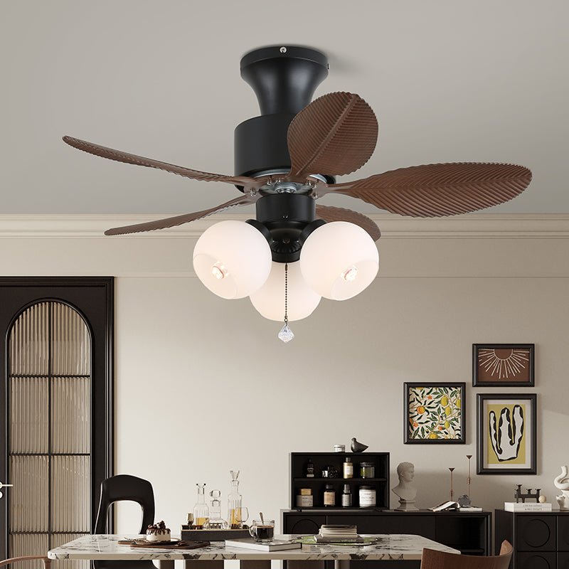 Ventilador de techo con luz instalado en una habitación tropical.