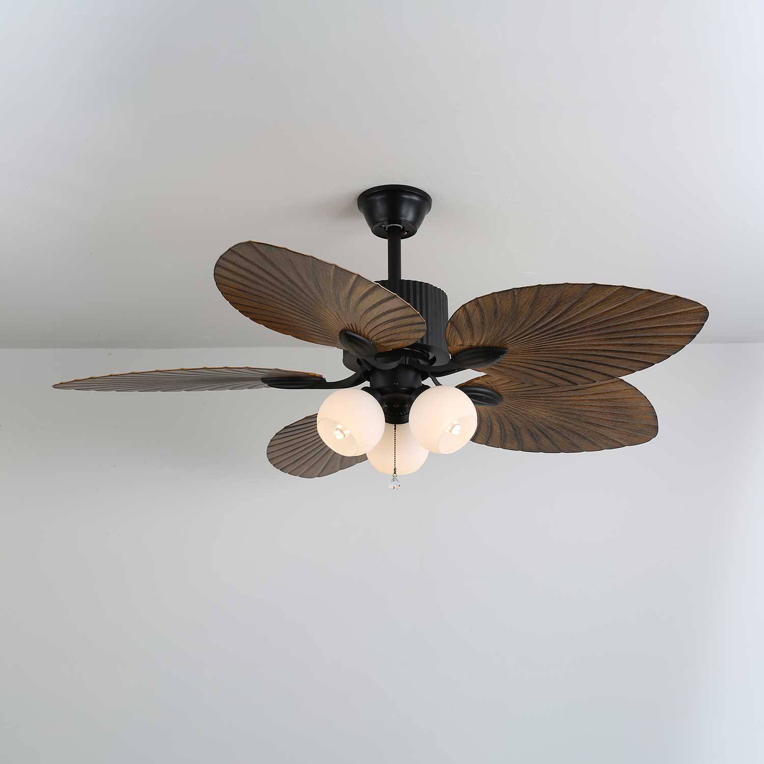 El ventilador de techo con luz desde un ángulo inferior, mostrando su estilo vintage.