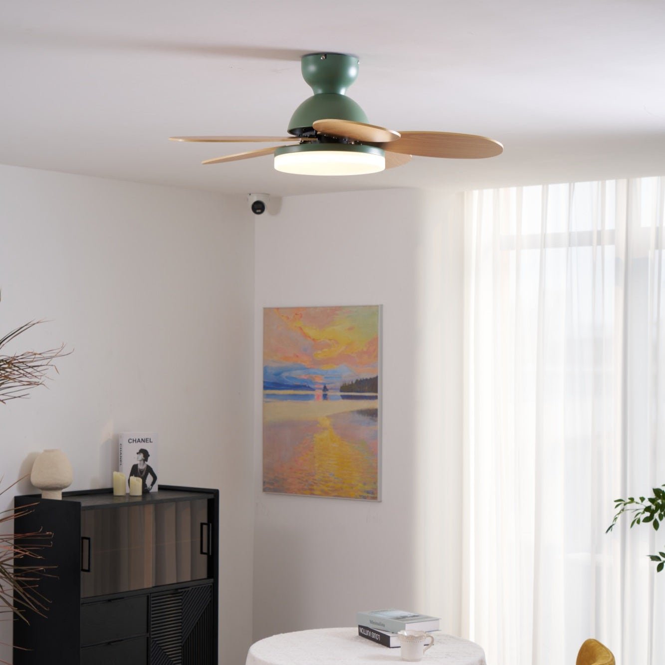 Ventilador de Techo con Luz Liora para Niños, ilustrando rotación inversa para calentar