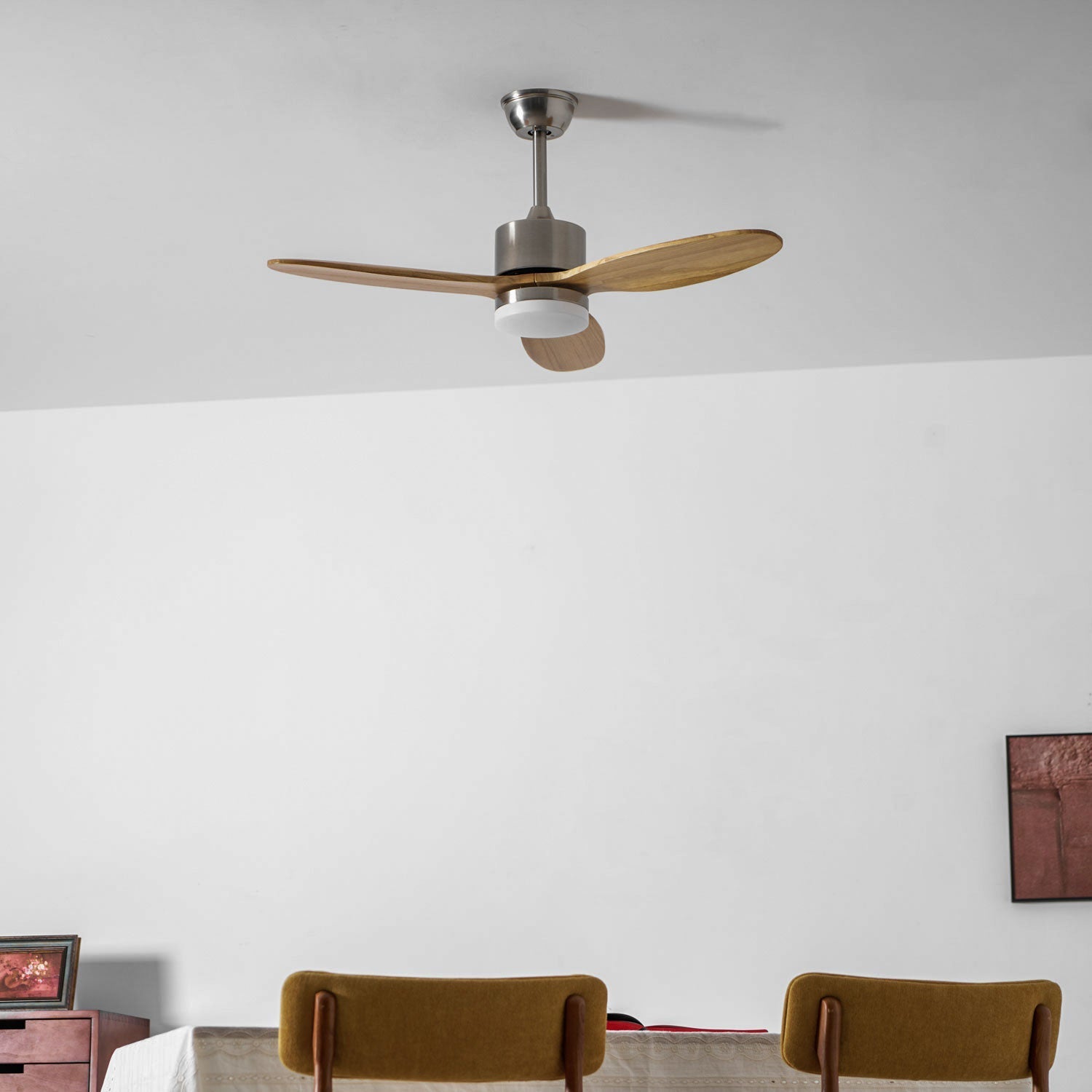 Vista de cerca de las aspas de madera del Ventilador de Techo con Luz HushGlow.