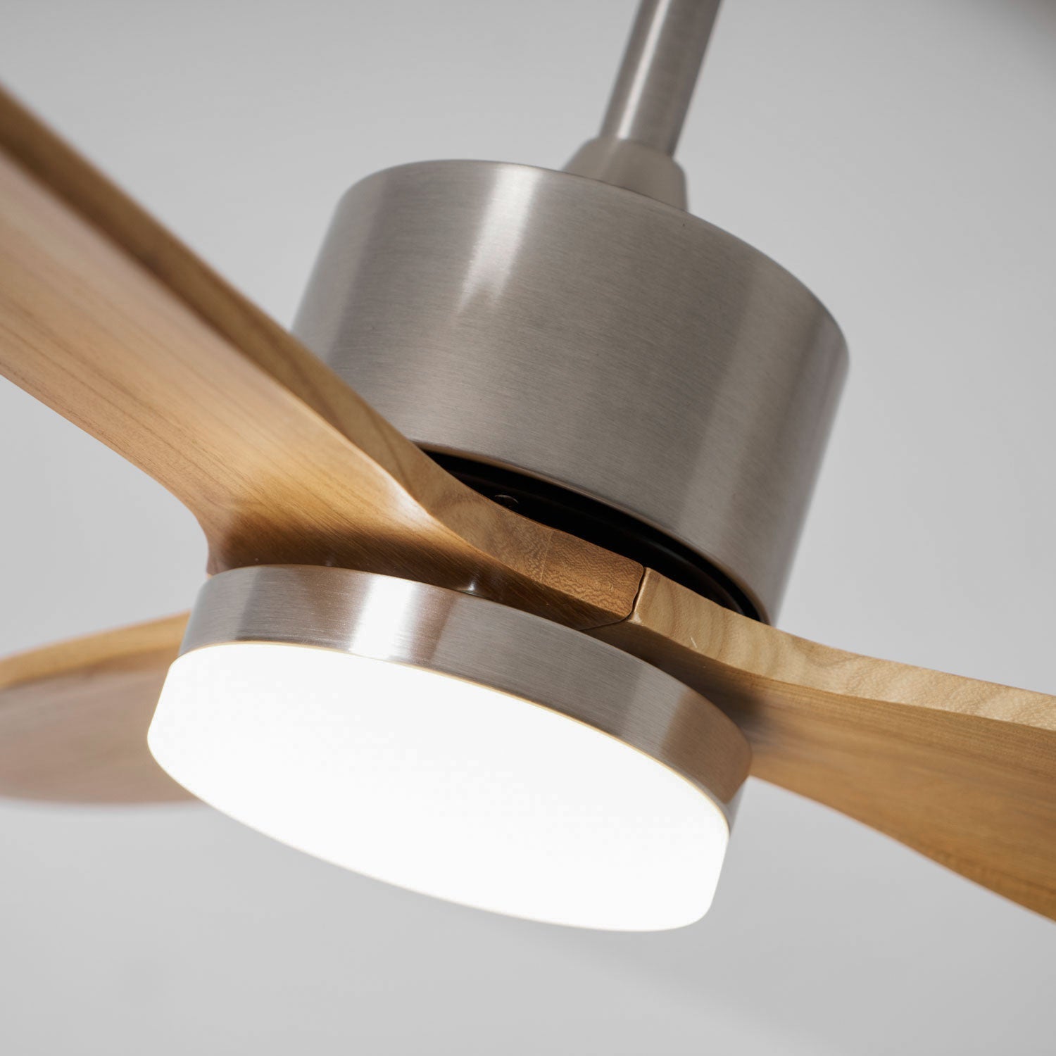 Dimensiones del Ventilador de Techo con Luz HushGlow: Diámetro 106cm x Alto 28cm.