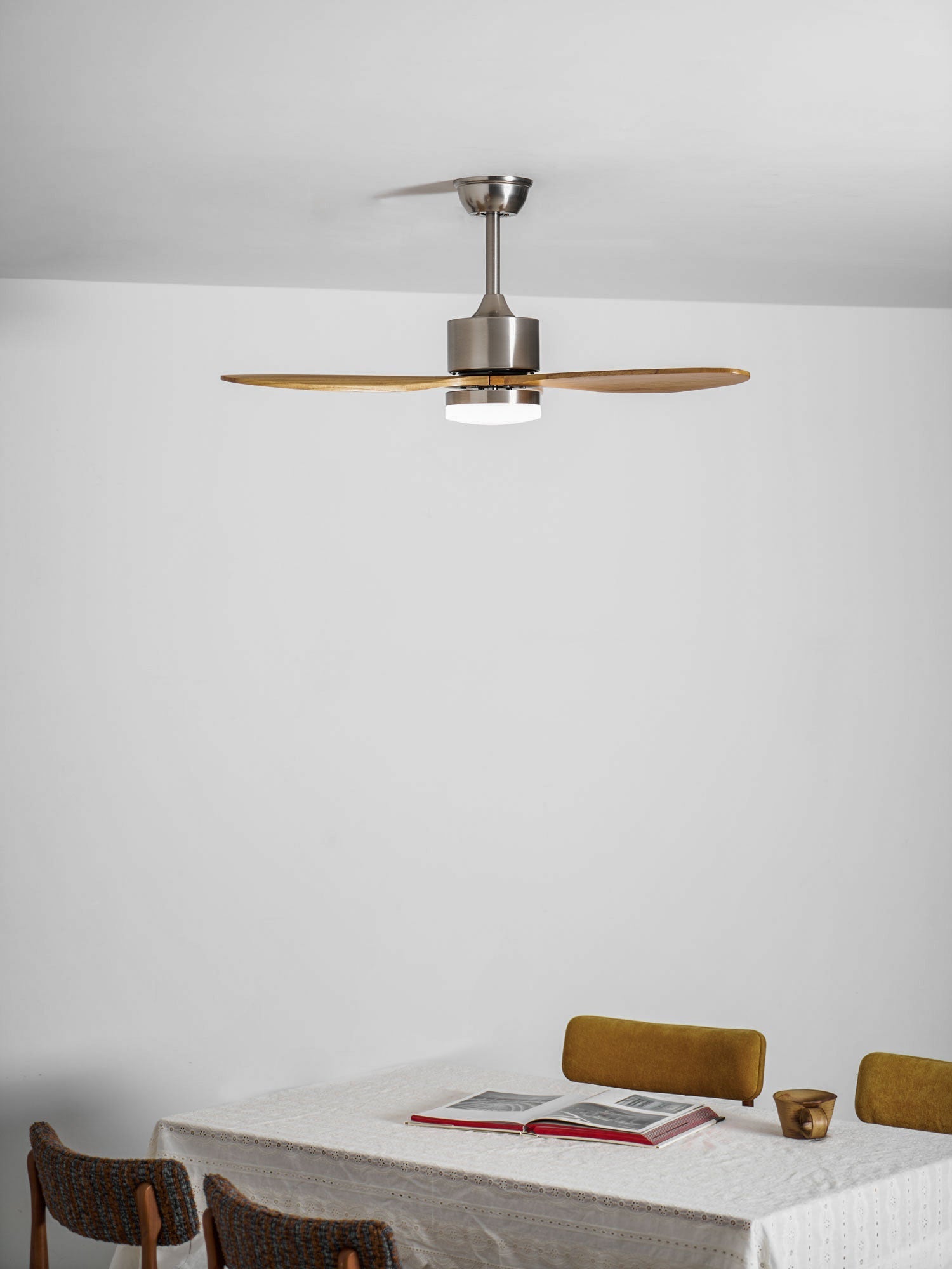 Ventilador de Techo con Luz HushGlow con opción de acabado de cuerpo en Madera de Nogal.