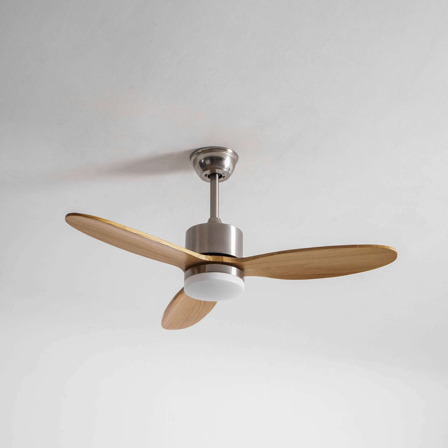 Ventilador de Techo con Luz HushGlow con opción de acabado de cuerpo en Níquel.